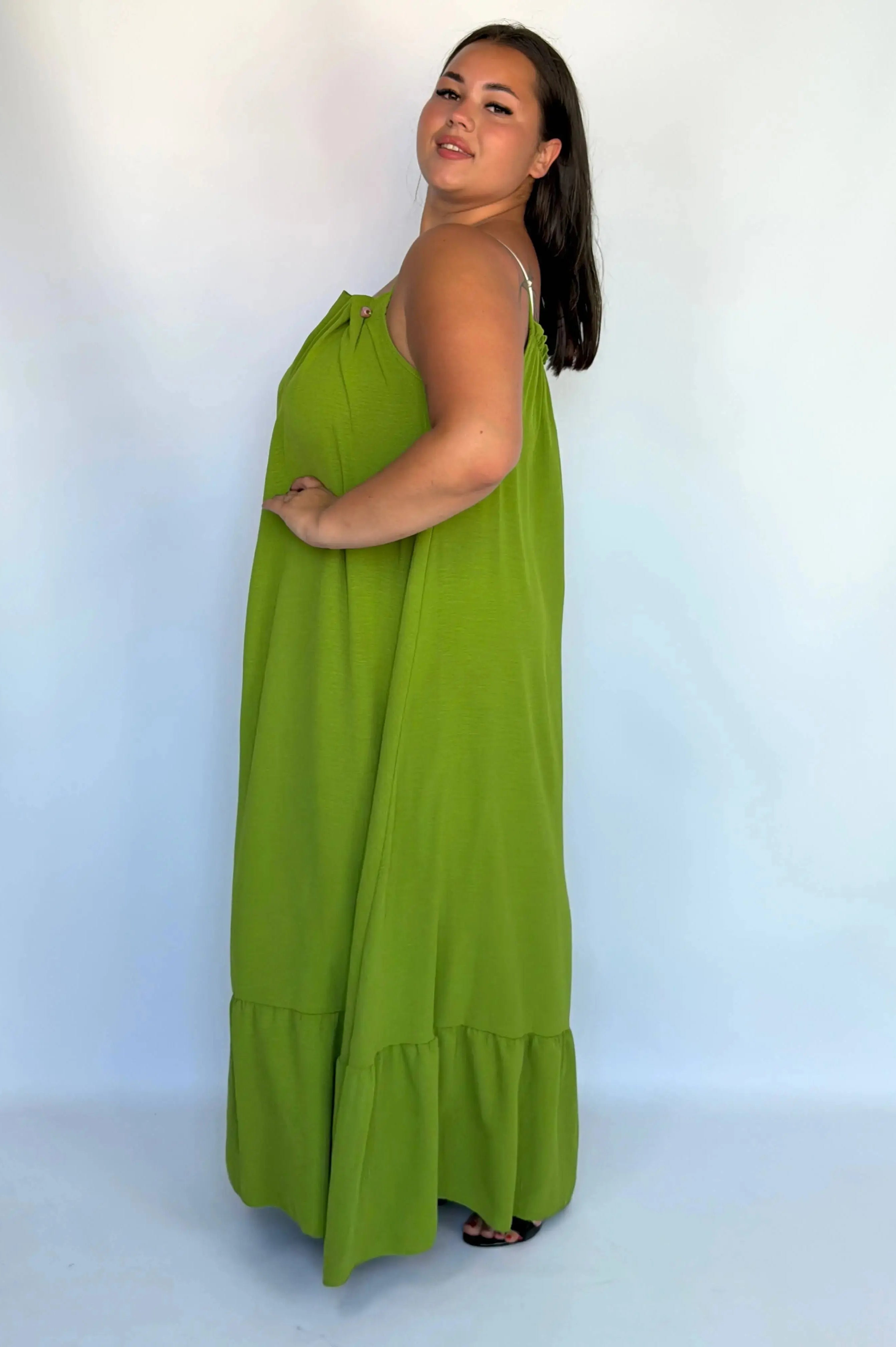 Sukienka plus size maxi na ramiączkach – lekka i kobieca propozycja na lato Stylowa XL