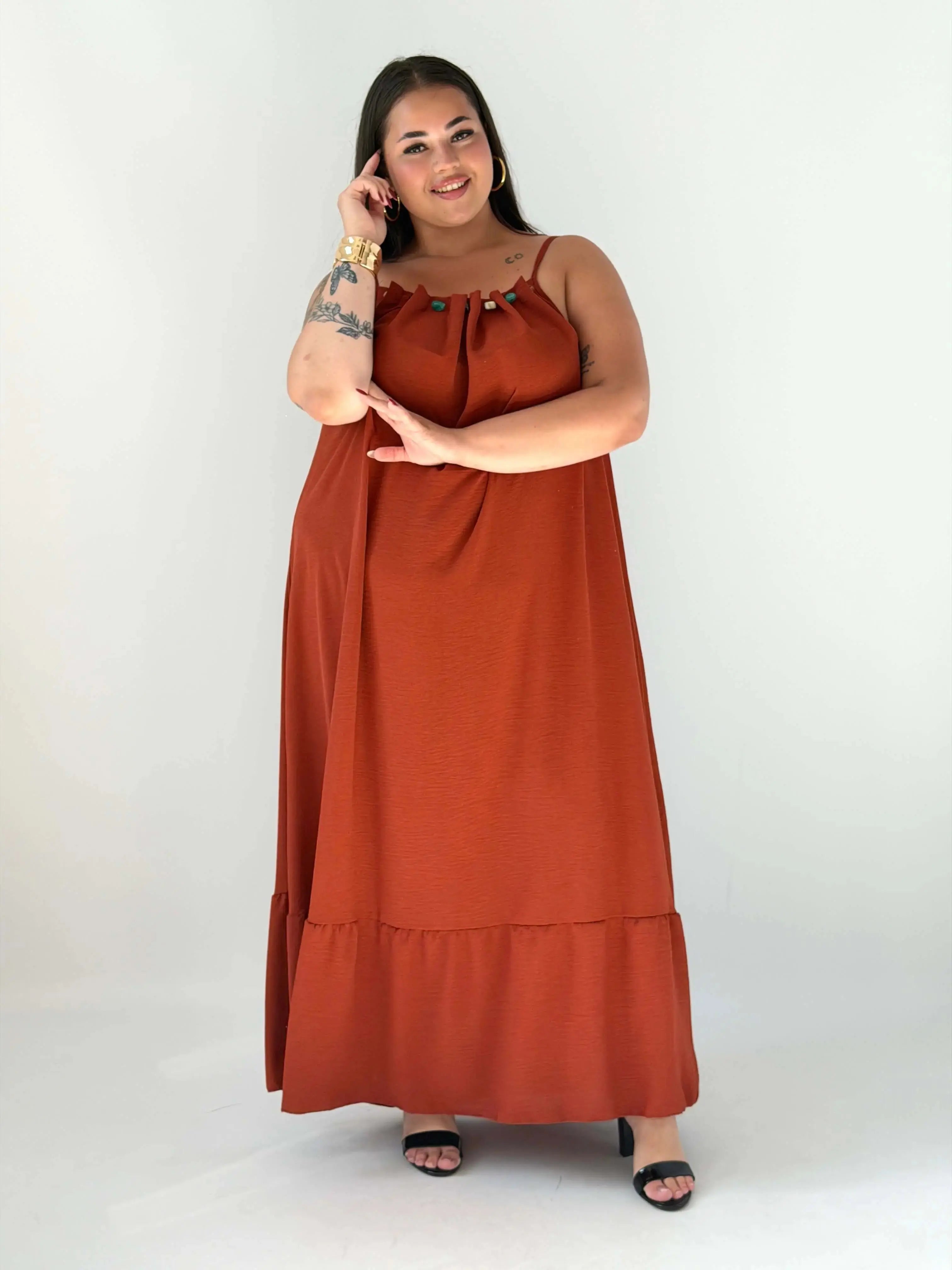 Sukienka plus size maxi na ramiączkach – lekka i kobieca propozycja na lato Stylowa XL