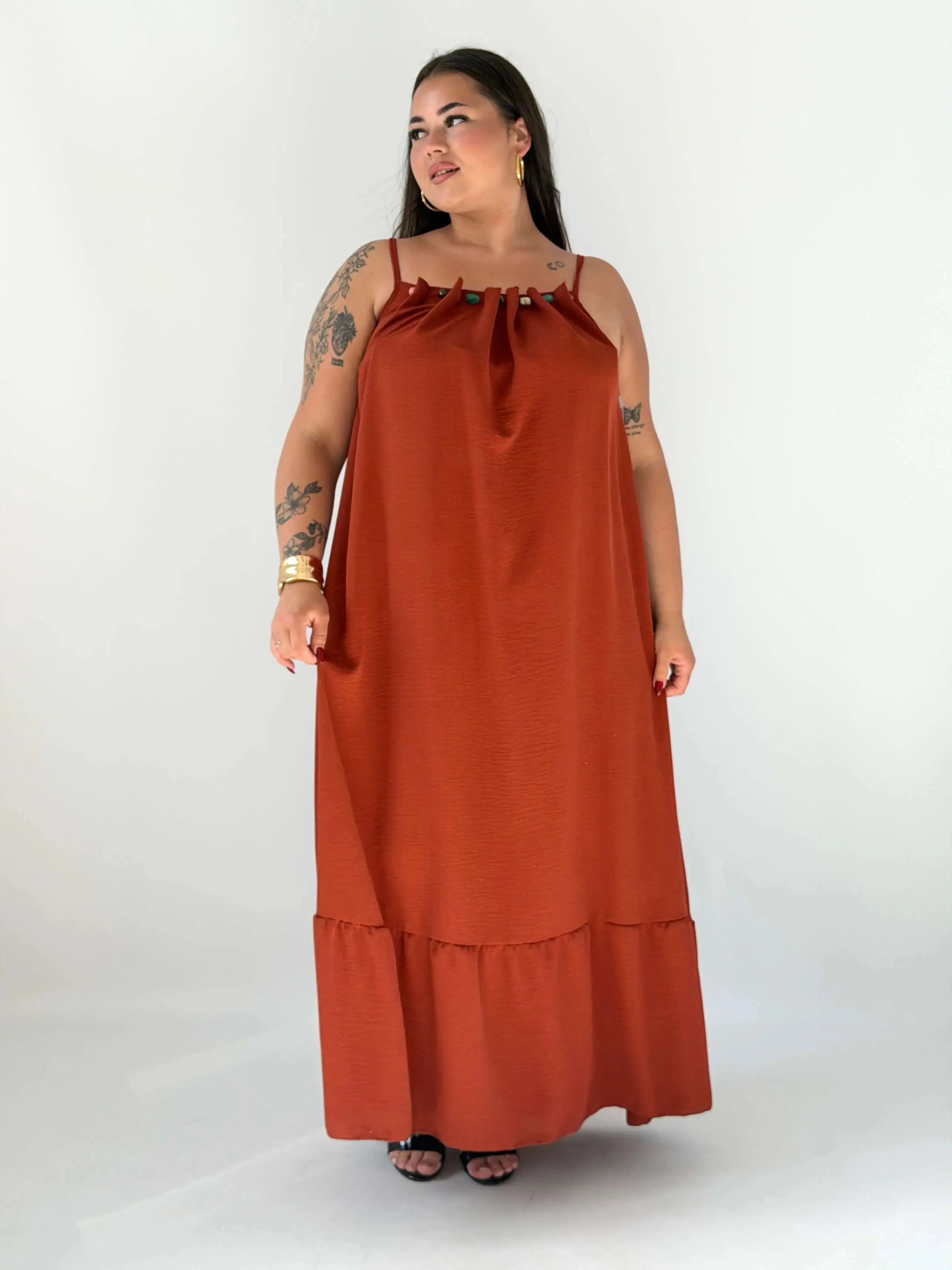 Sukienka plus size maxi na ramiączkach – lekka i kobieca propozycja na lato Stylowa XL