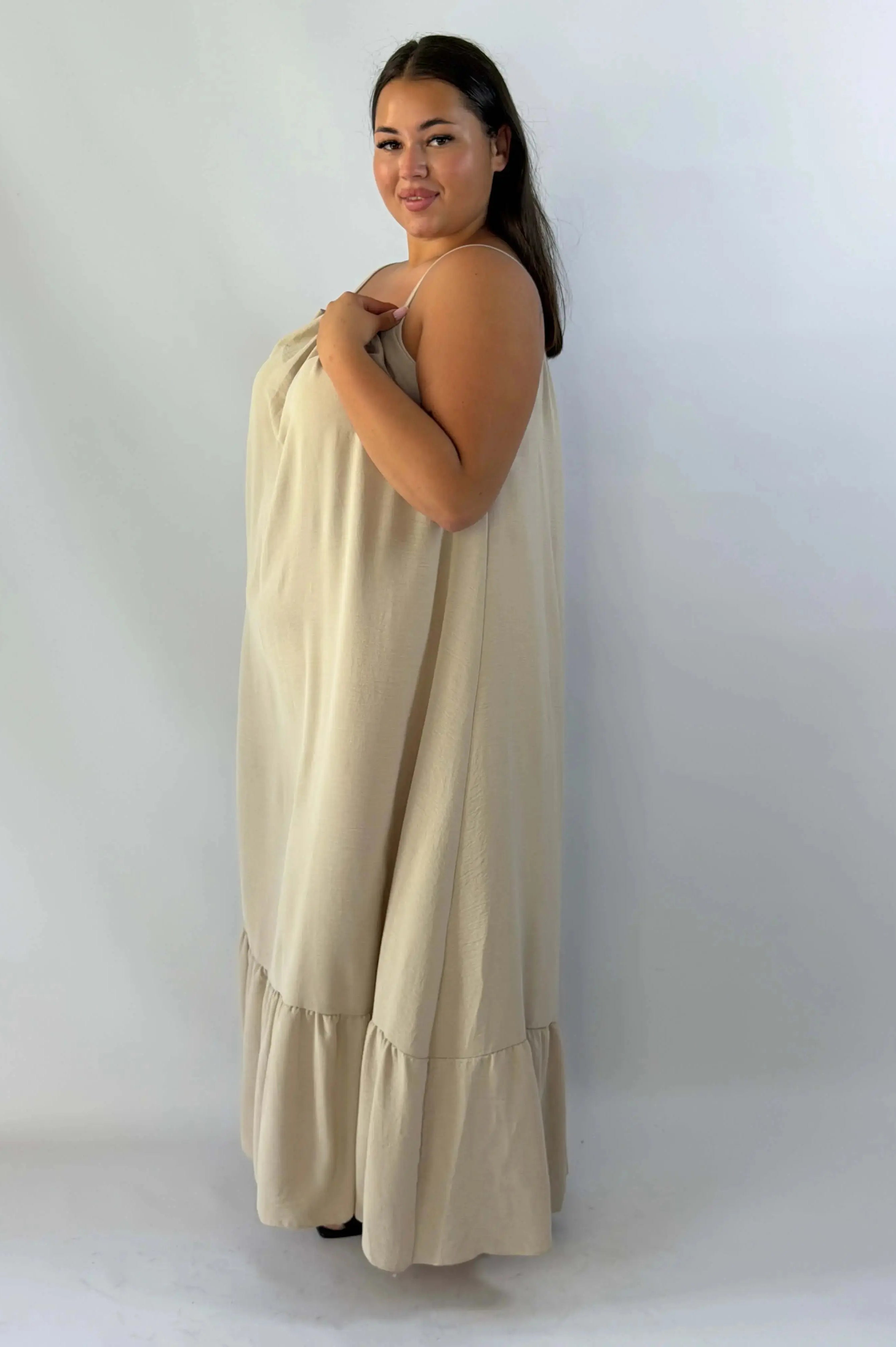 Sukienka plus size maxi na ramiączkach – lekka i kobieca propozycja na lato Stylowa XL
