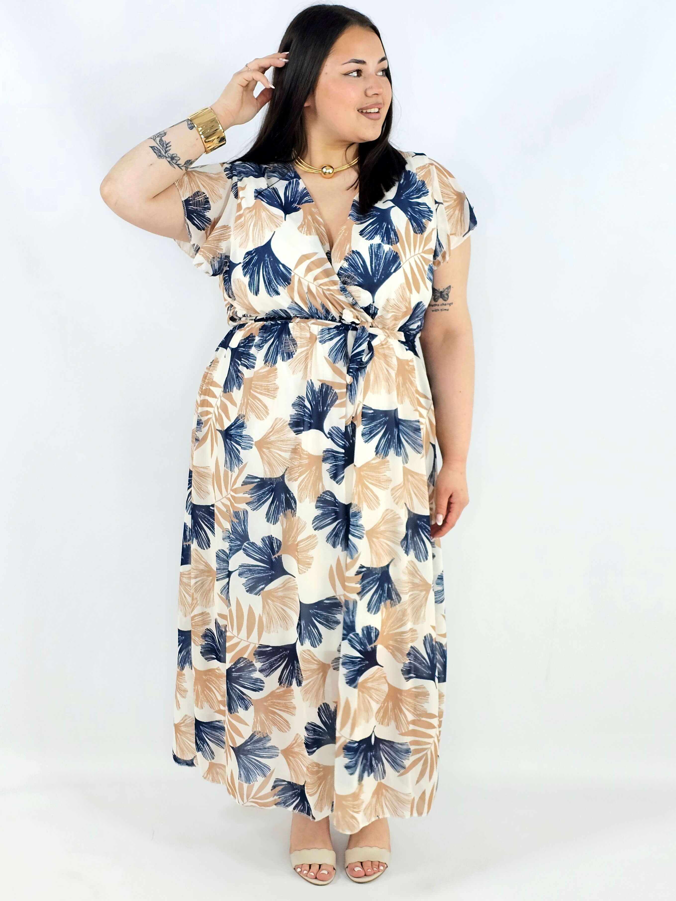 Sukienka plus size maxi w beżowo-granatowy print XXL – elegancja na komunię i wesele Stylowa XL