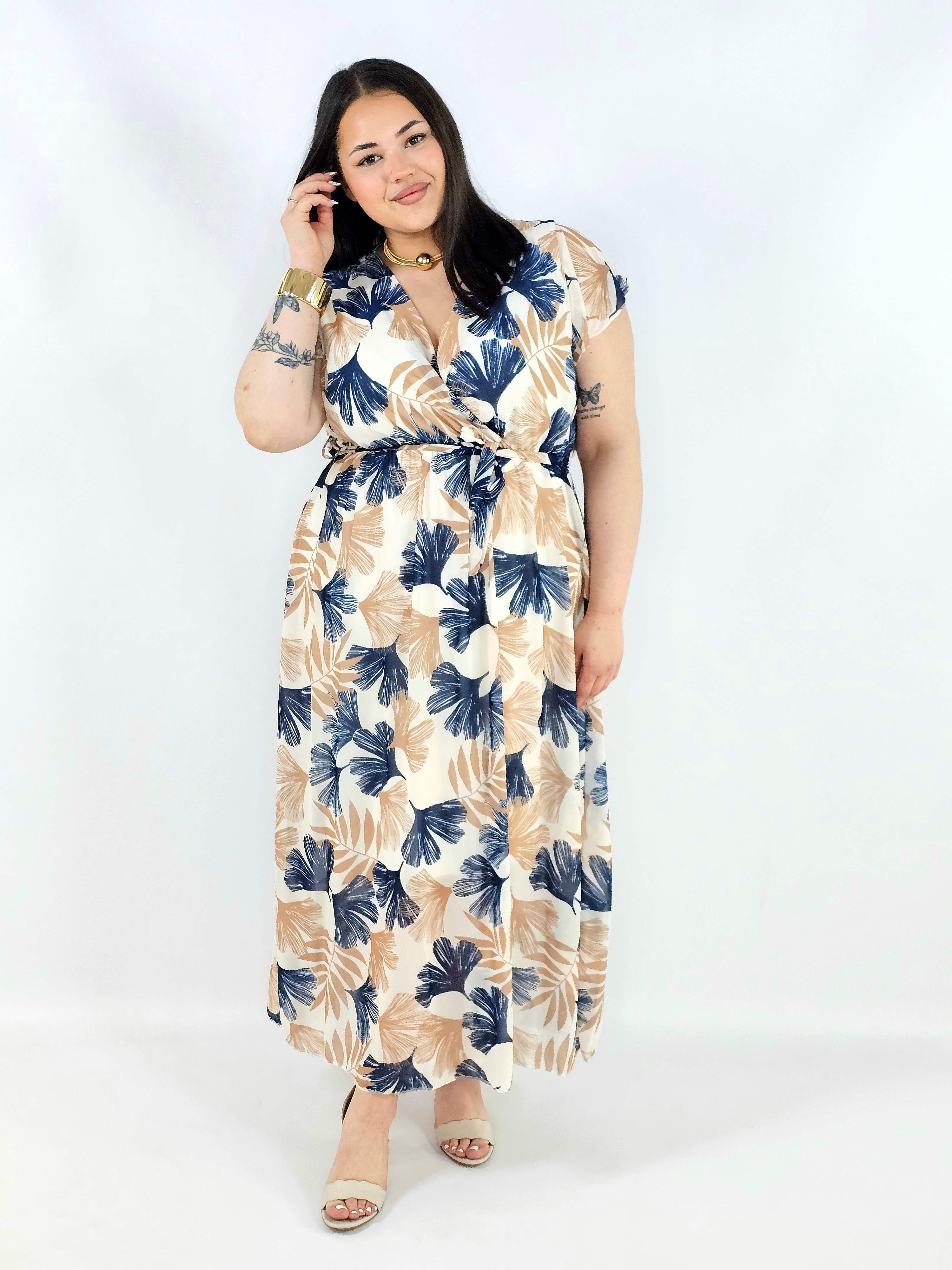 Sukienka plus size maxi w beżowo-granatowy print XXL – elegancja na komunię i wesele Stylowa XL