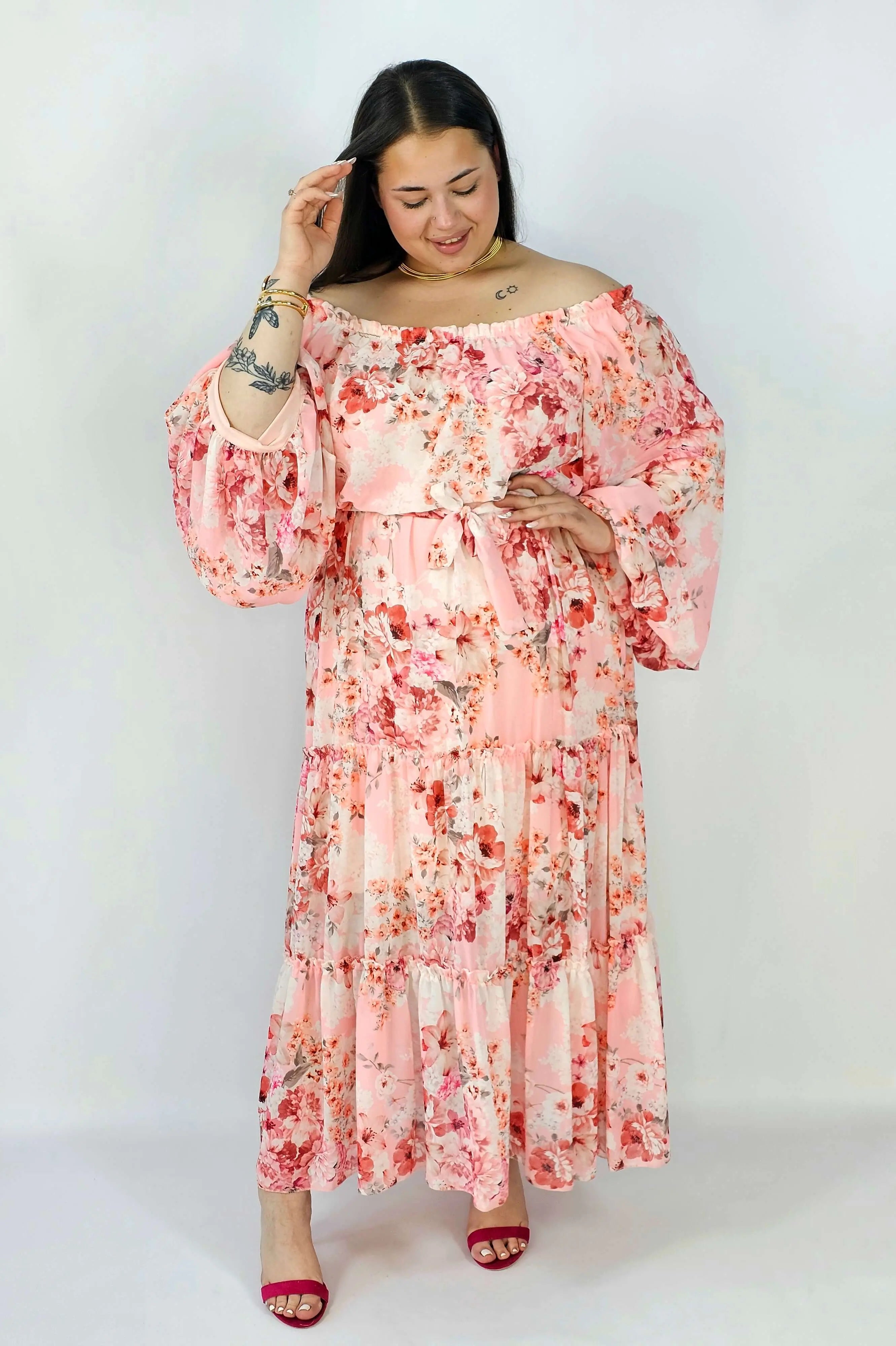 Sukienka plus size maxi w kwiaty z wiązaniem – romantyczna i zwiewna stylizacja XXL Stylowa XL