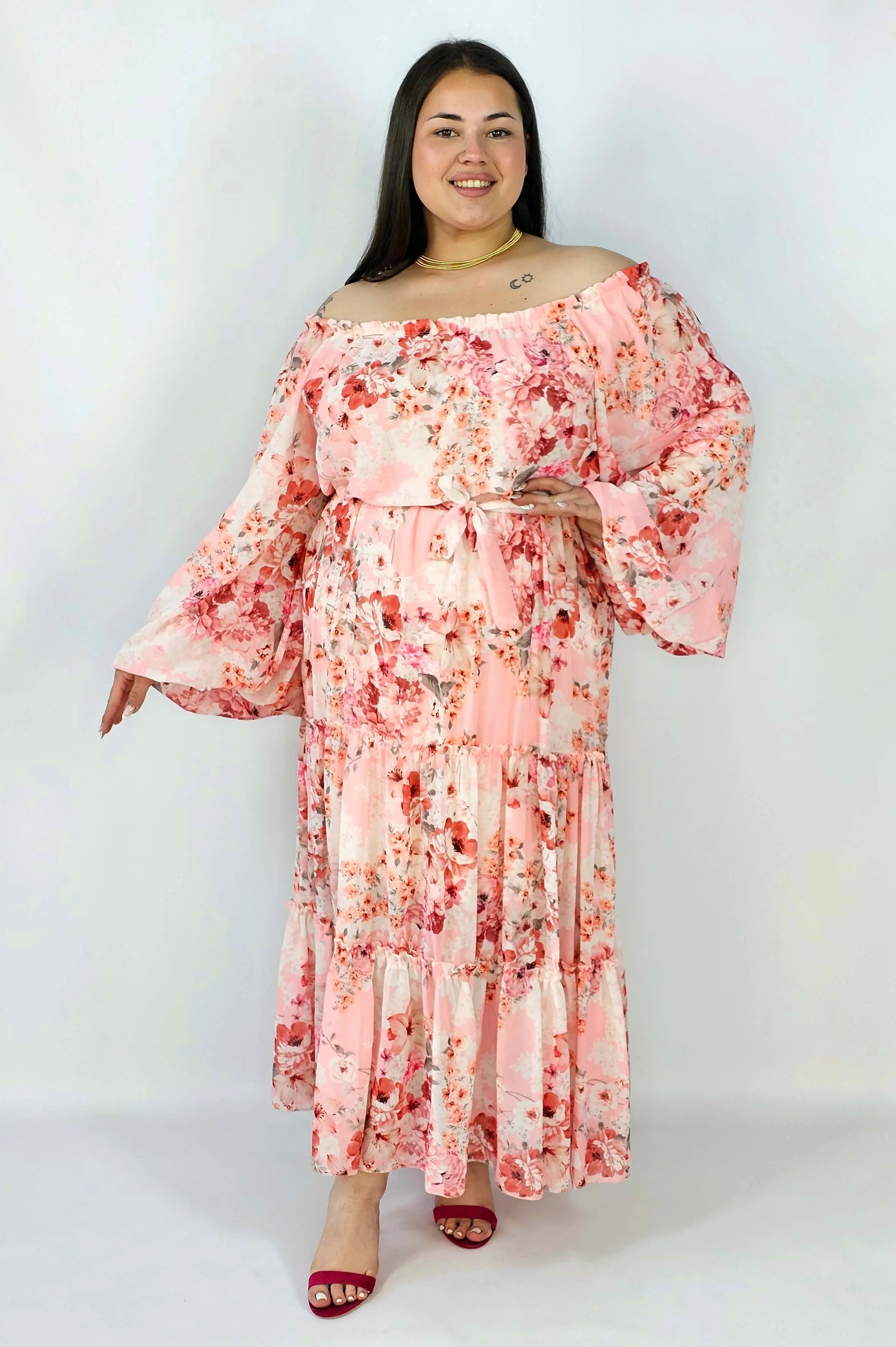 Sukienka plus size maxi w kwiaty z wiązaniem – romantyczna i zwiewna stylizacja XXL Stylowa XL