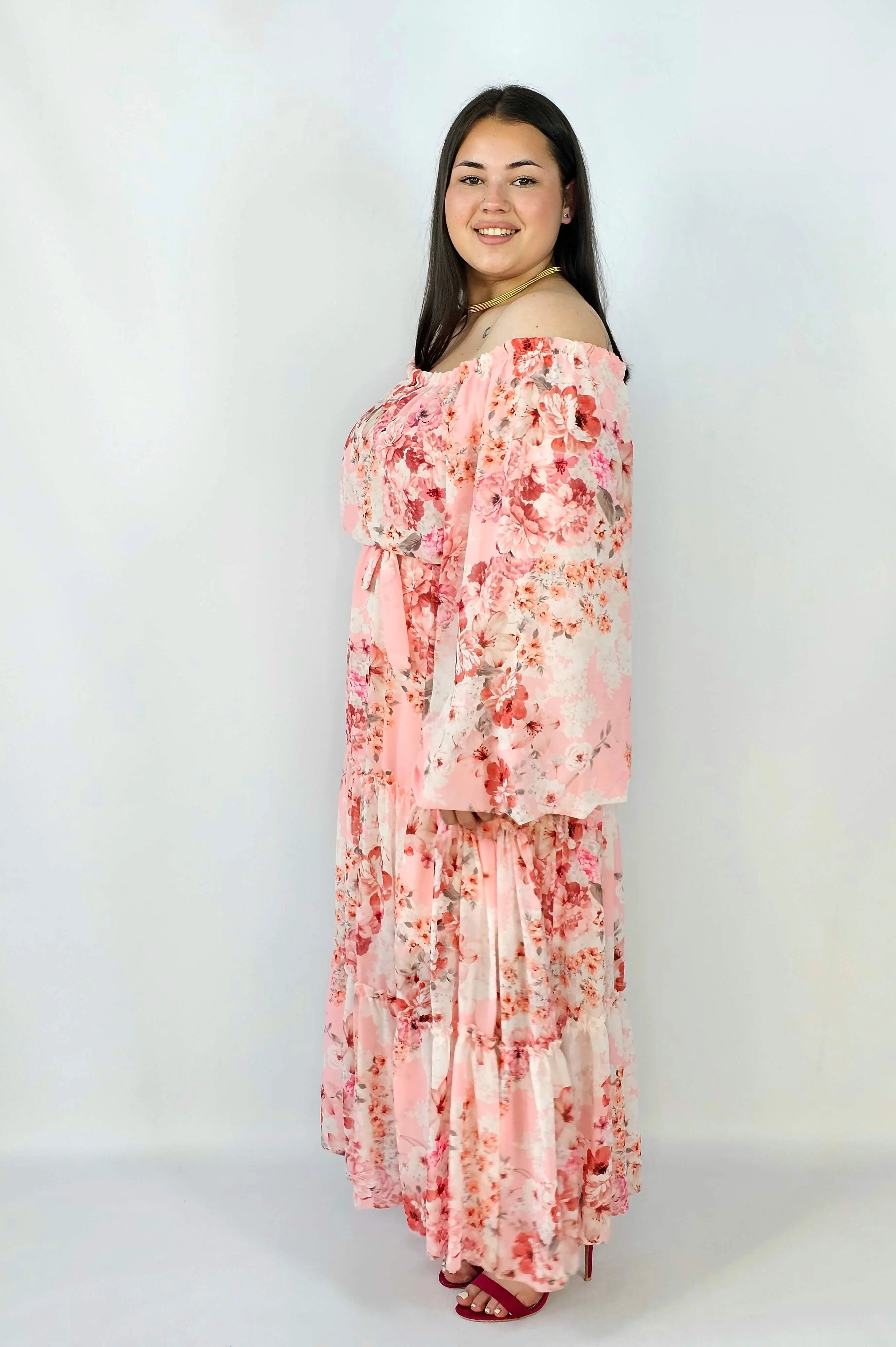 Sukienka plus size maxi w kwiaty z wiązaniem – romantyczna i zwiewna stylizacja XXL Stylowa XL