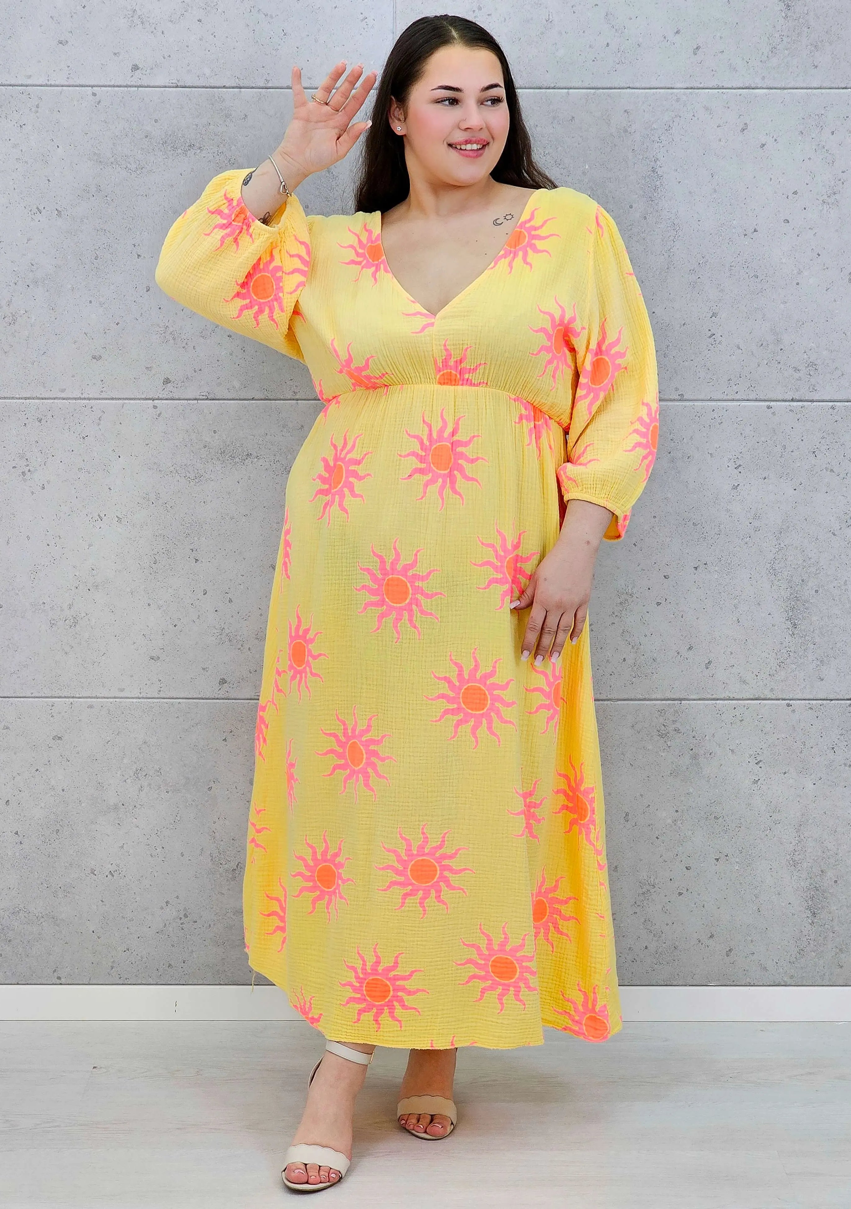 Sukienka plus size maxi z głębokim dekoltem i energetycznym wakacyjnym wzorem Stylowa XL