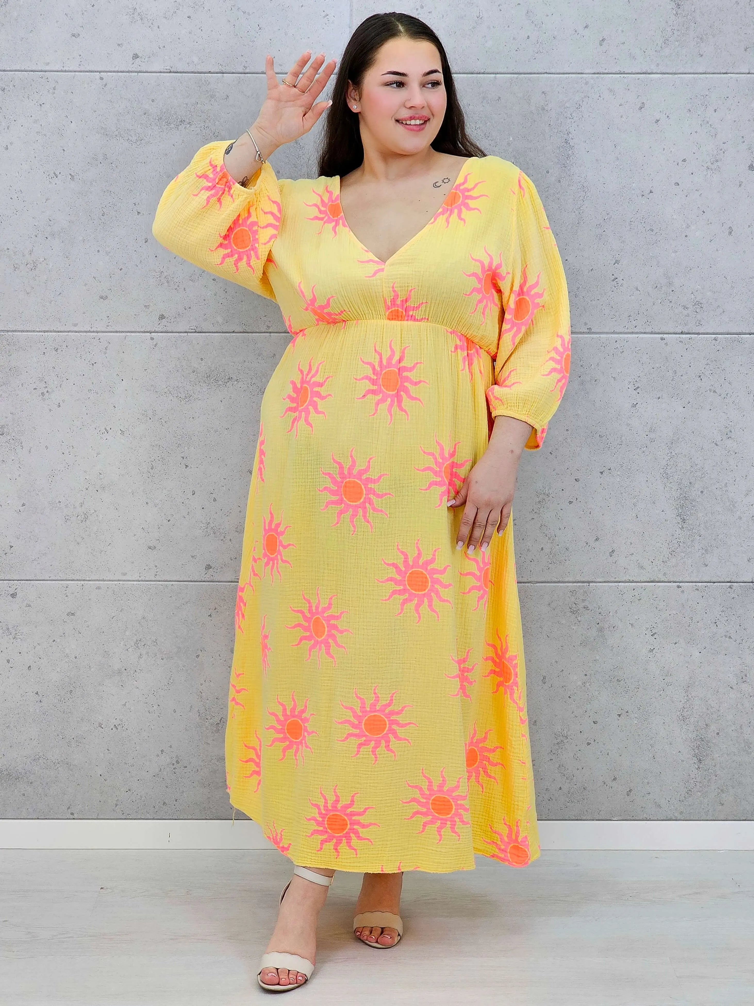 Sukienka plus size maxi z głębokim dekoltem i energetycznym wakacyjnym wzorem Stylowa XL