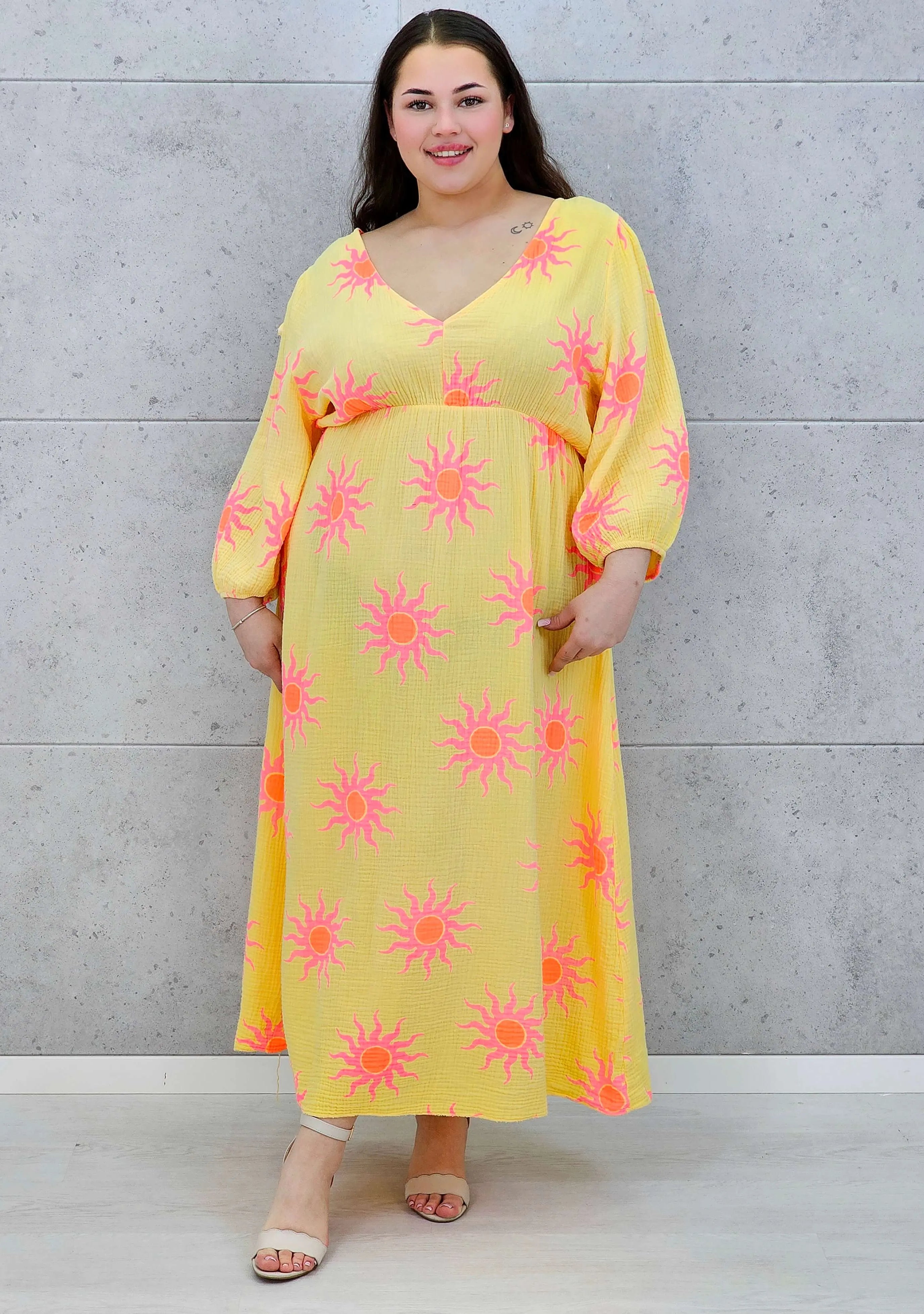 Sukienka plus size maxi z głębokim dekoltem i energetycznym wakacyjnym wzorem Stylowa XL