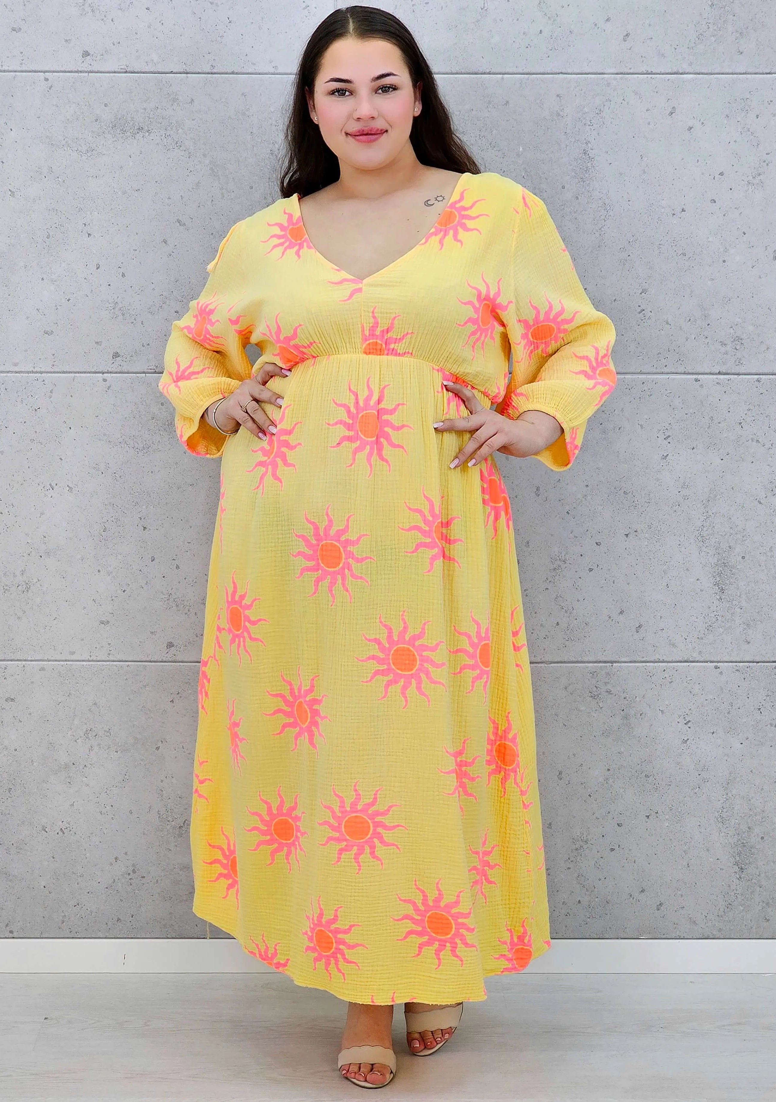 Sukienka plus size maxi z głębokim dekoltem i energetycznym wakacyjnym wzorem Stylowa XL