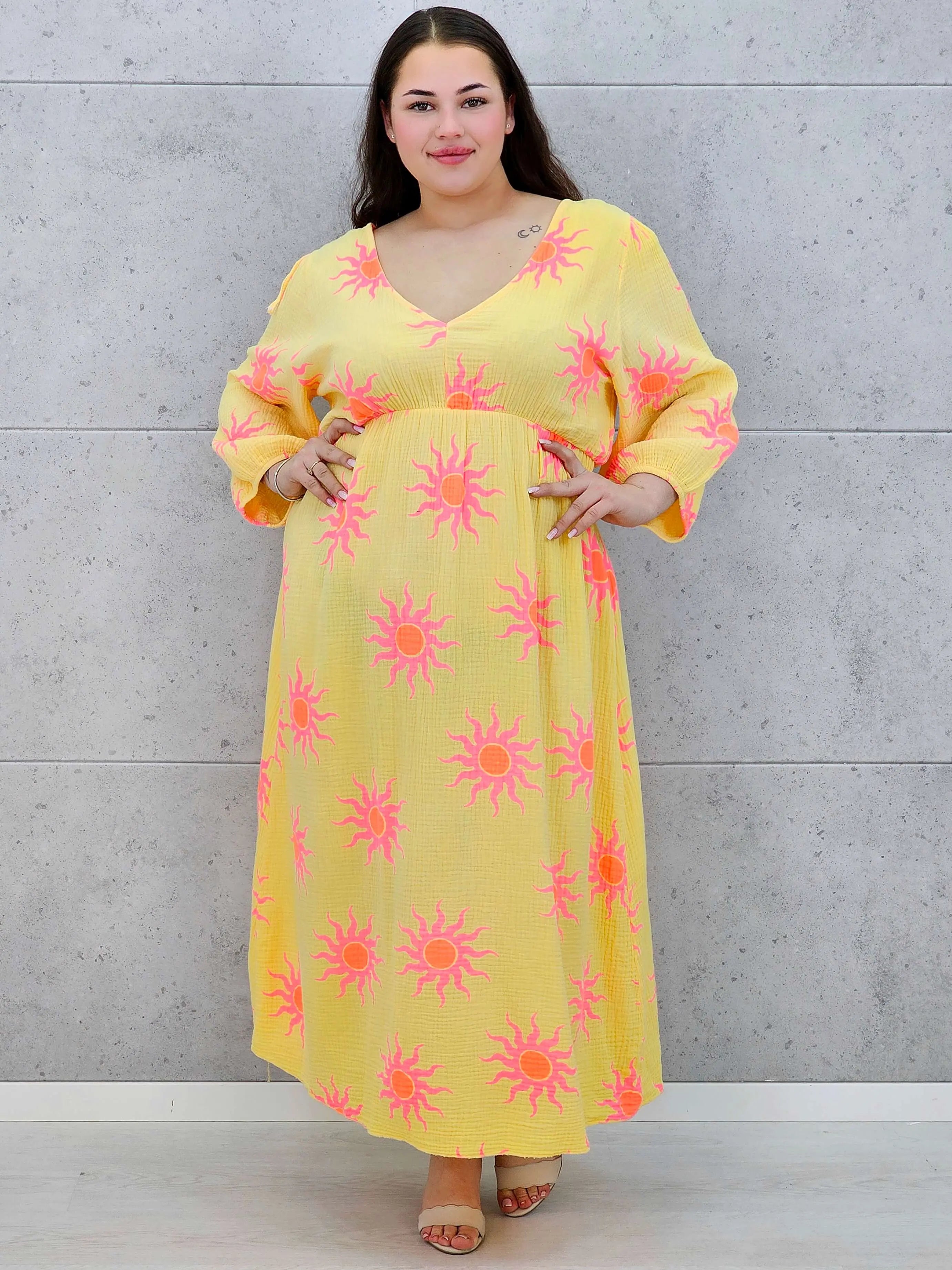 Sukienka plus size maxi z głębokim dekoltem i energetycznym wakacyjnym wzorem Stylowa XL
