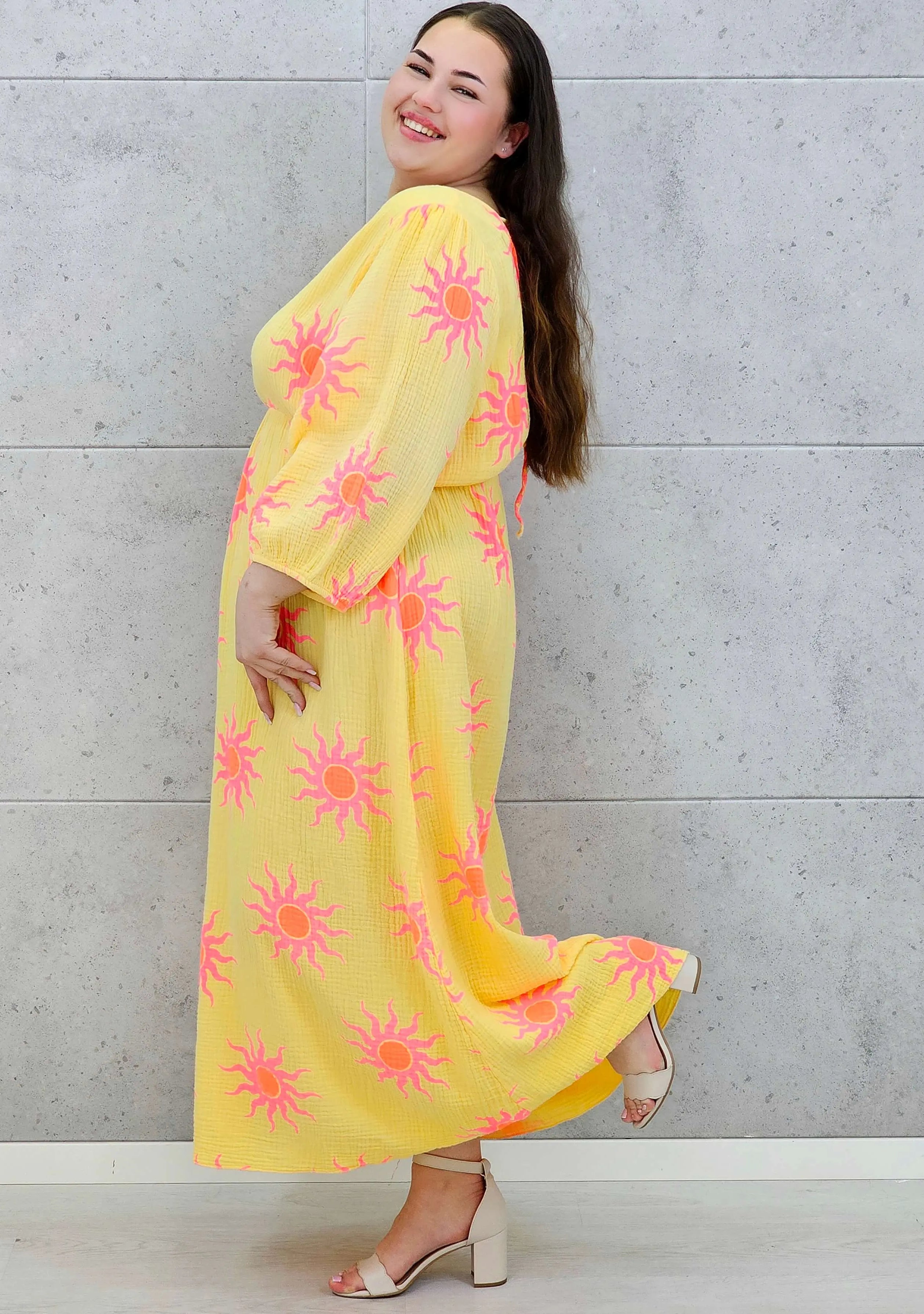 Sukienka plus size maxi z głębokim dekoltem i energetycznym wakacyjnym wzorem Stylowa XL