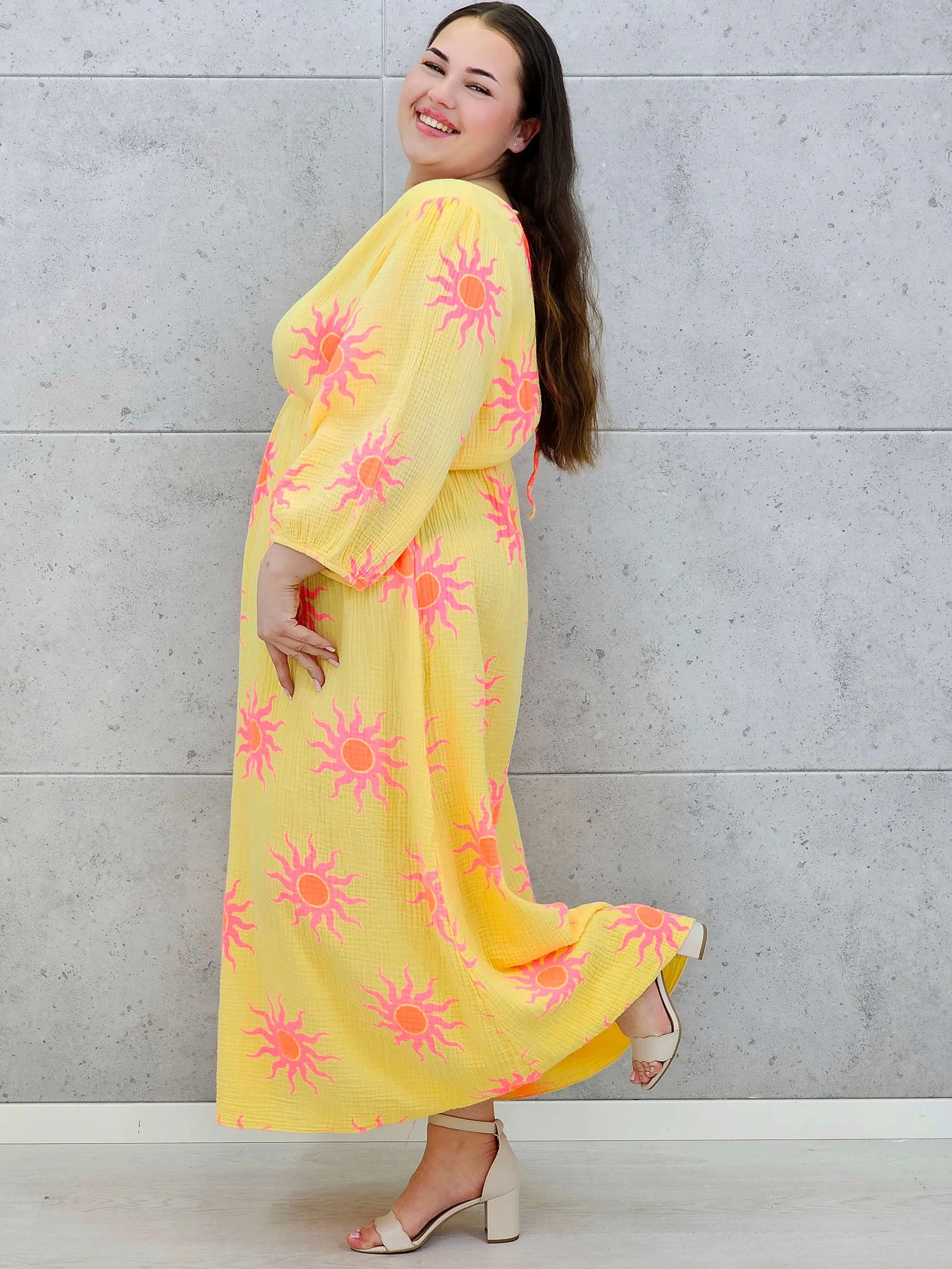 Sukienka plus size maxi z głębokim dekoltem i energetycznym wakacyjnym wzorem Stylowa XL