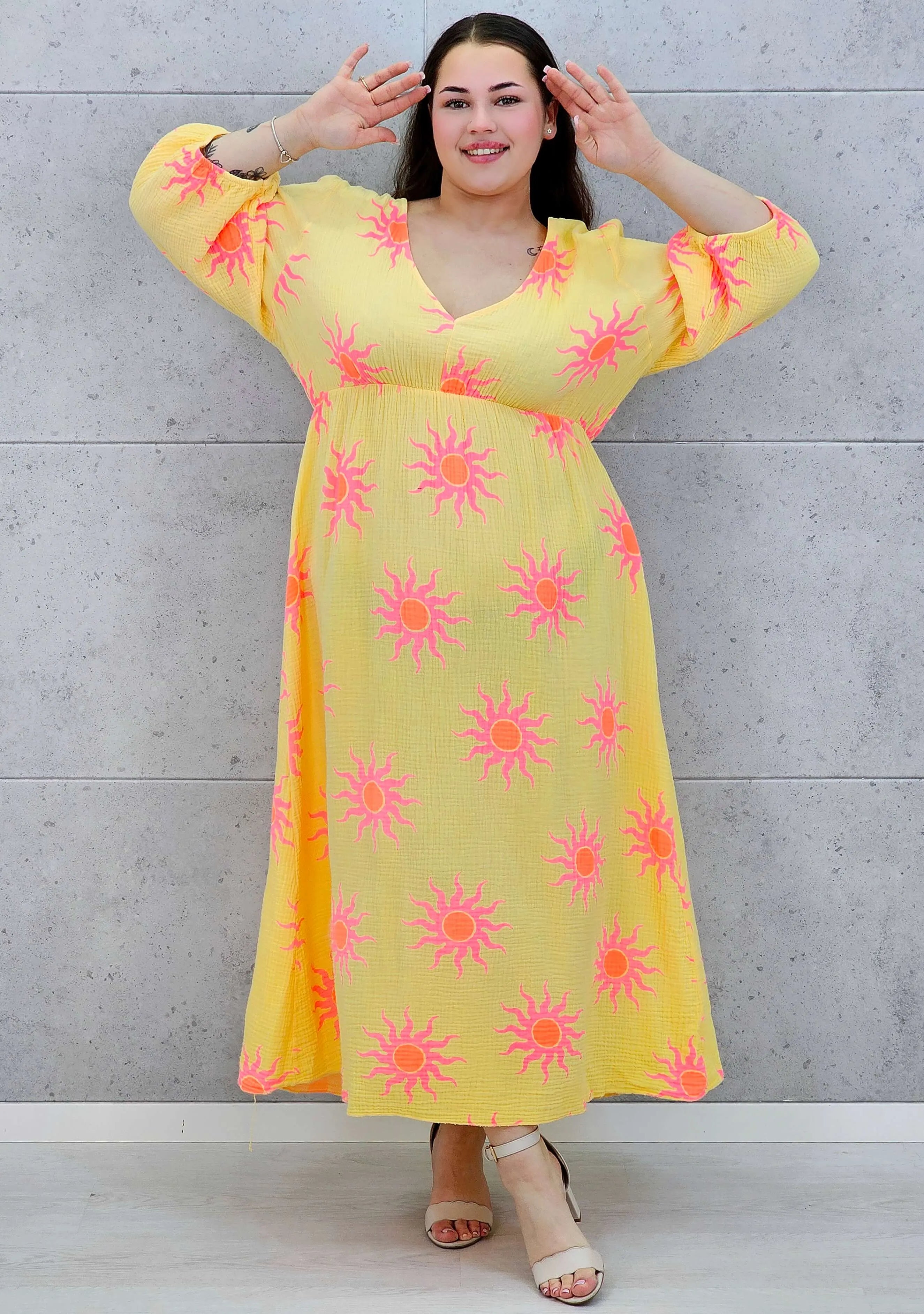 Sukienka plus size maxi z głębokim dekoltem i energetycznym wakacyjnym wzorem Stylowa XL