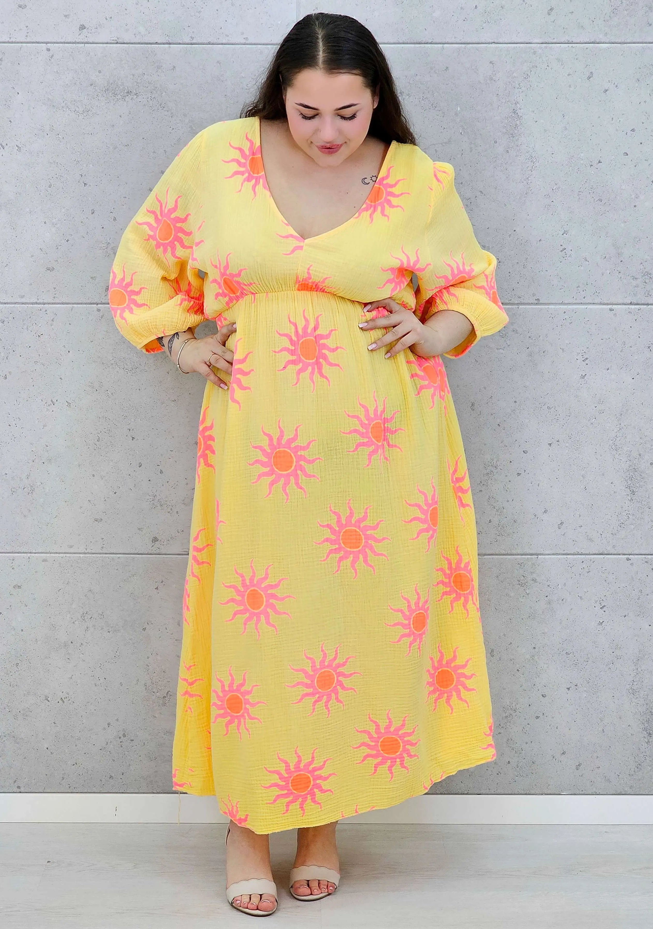 Sukienka plus size maxi z głębokim dekoltem i energetycznym wakacyjnym wzorem Stylowa XL