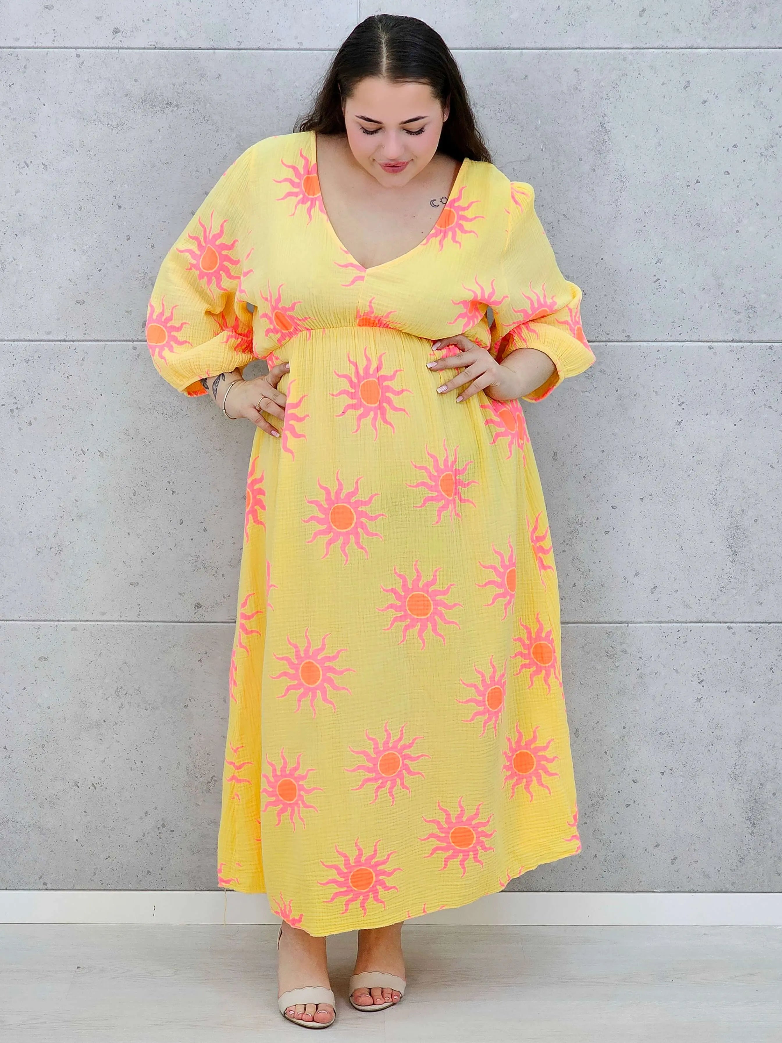 Sukienka plus size maxi z głębokim dekoltem i energetycznym wakacyjnym wzorem Stylowa XL
