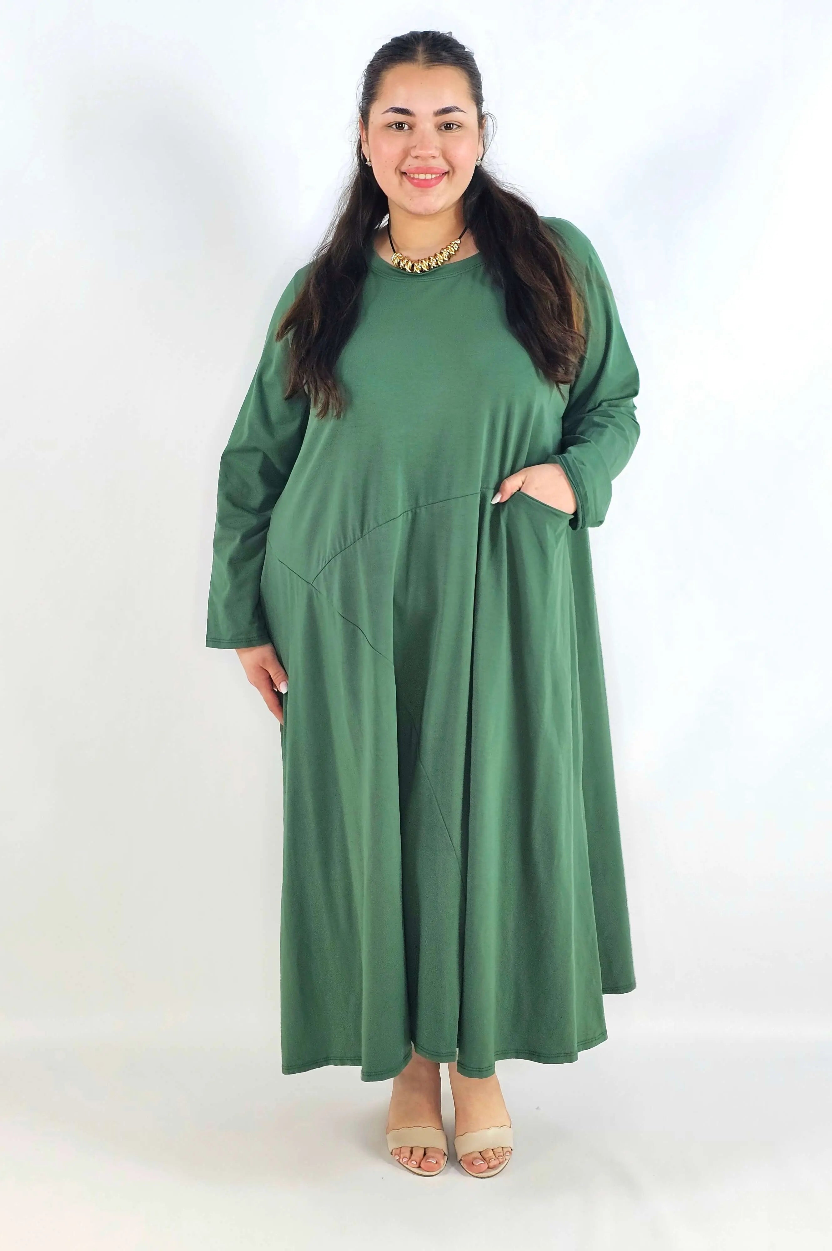 Sukienka plus size maxi z rękawem 3/4 i asymetrycznymi przeszyciami Stylowa XL