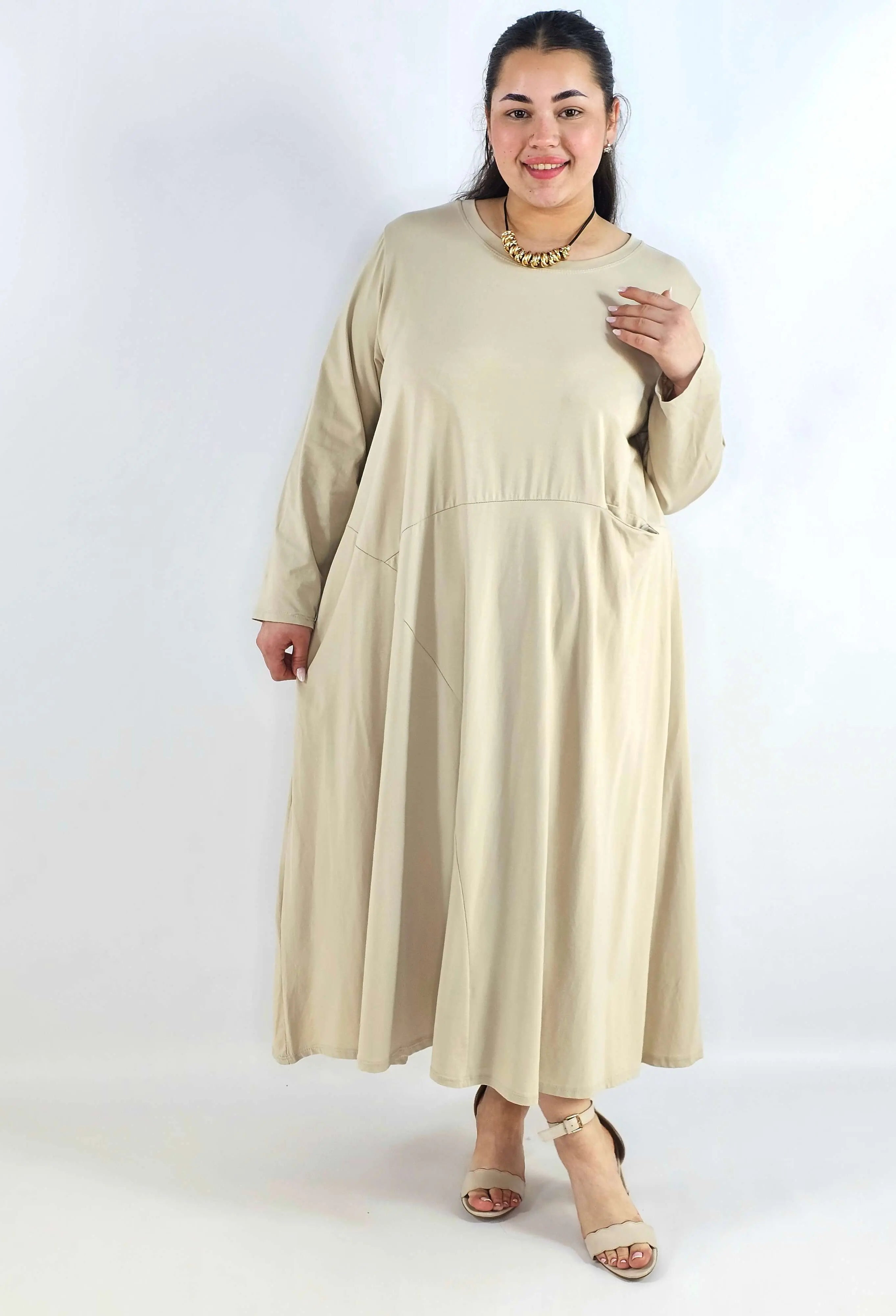 Sukienka plus size maxi z rękawem 3/4 i asymetrycznymi przeszyciami Stylowa XL