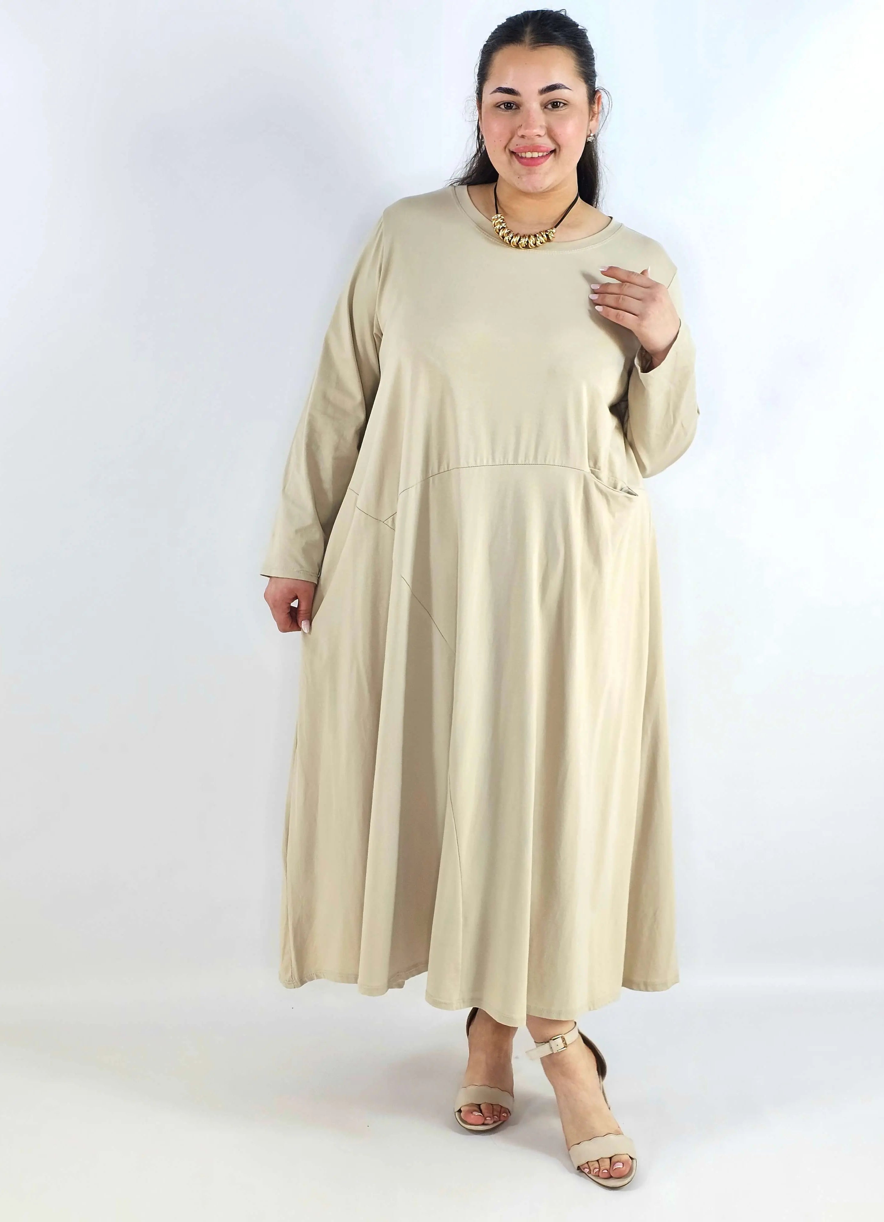 Sukienka plus size maxi z rękawem 3/4 i asymetrycznymi przeszyciami Stylowa XL