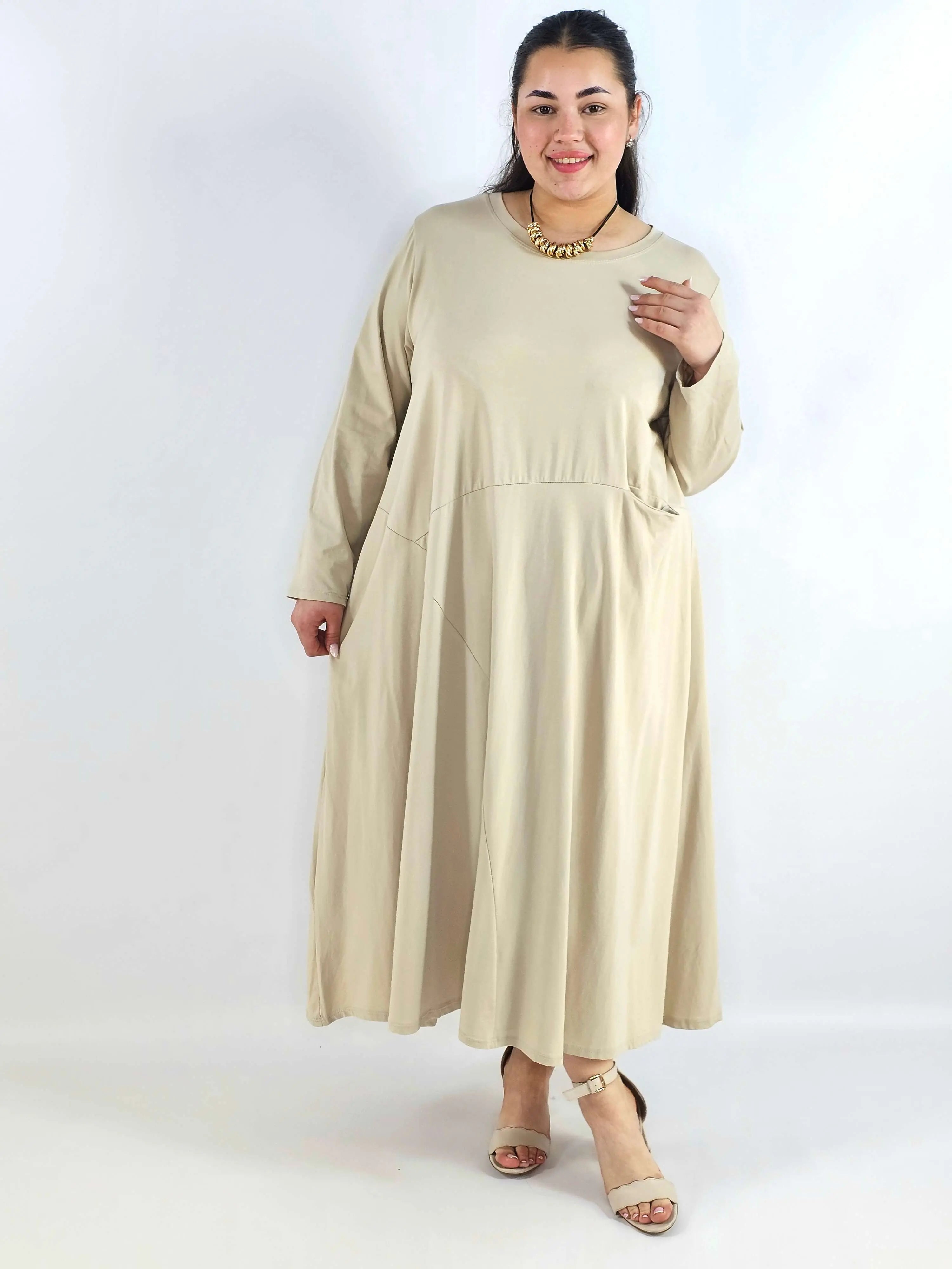 Sukienka plus size maxi z rękawem 3/4 i asymetrycznymi przeszyciami Stylowa XL
