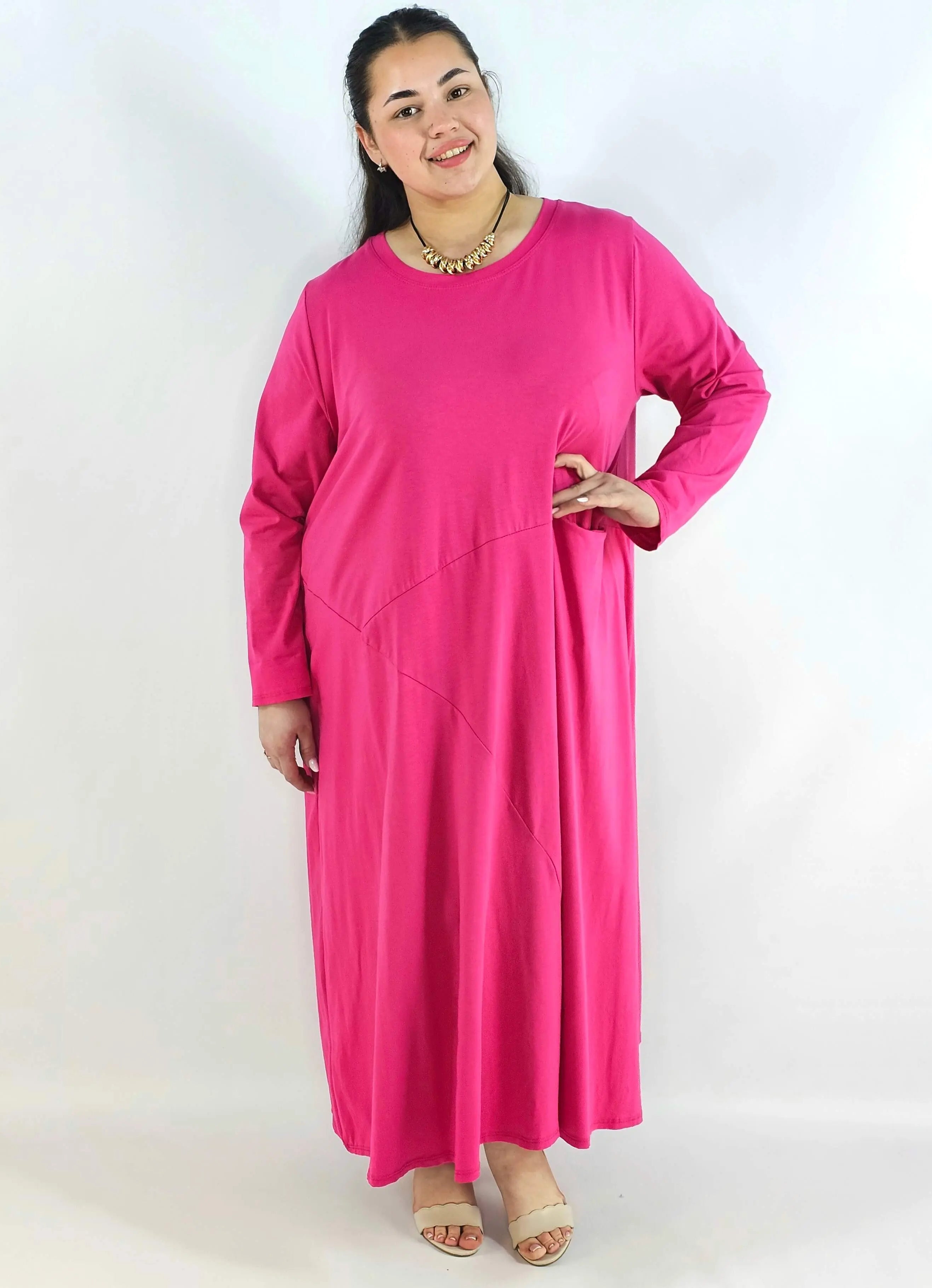 Sukienka plus size maxi z rękawem 3/4 i asymetrycznymi przeszyciami Stylowa XL