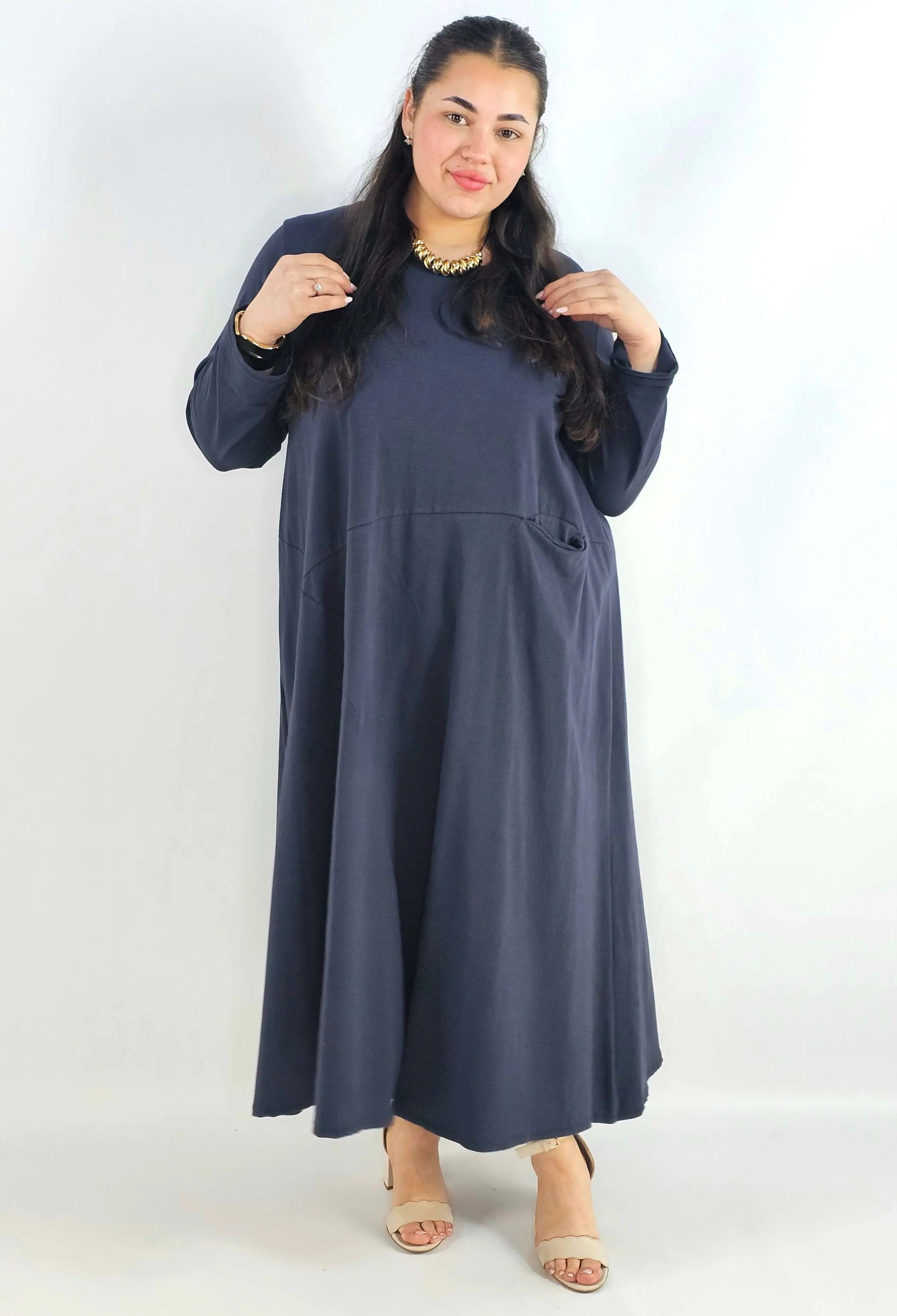 Sukienka plus size maxi z rękawem 3/4 i asymetrycznymi przeszyciami Stylowa XL