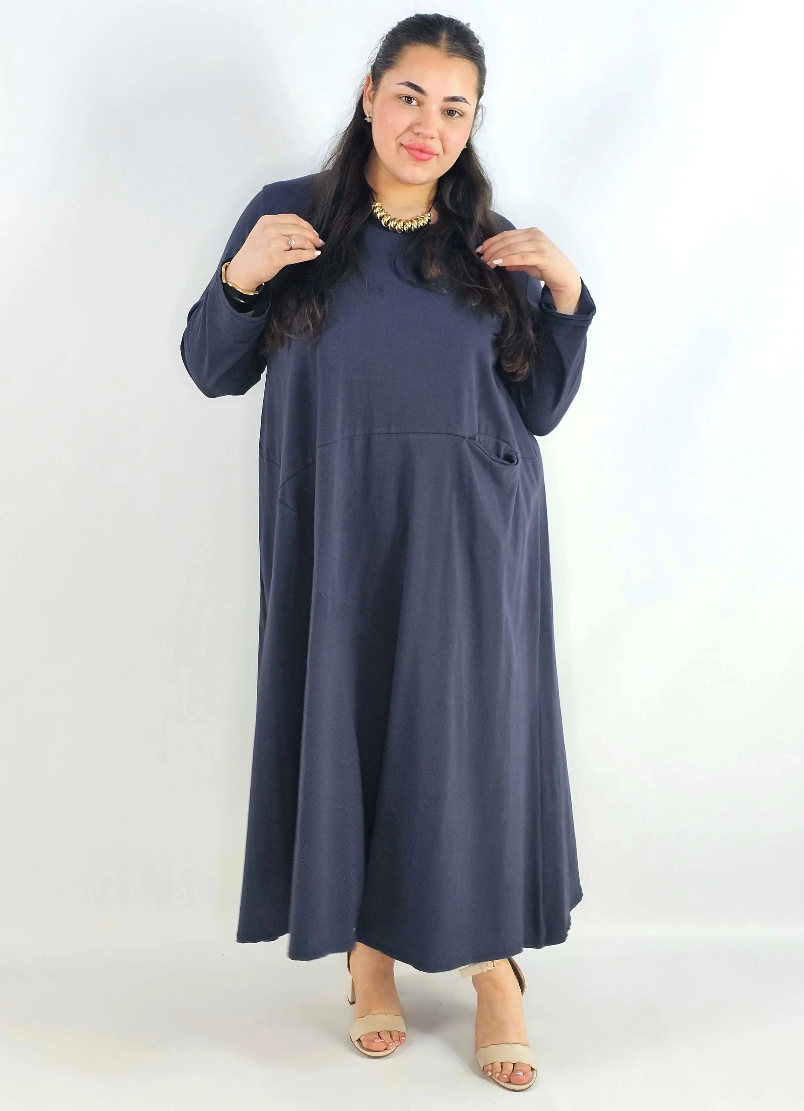 Sukienka plus size maxi z rękawem 3/4 i asymetrycznymi przeszyciami Stylowa XL