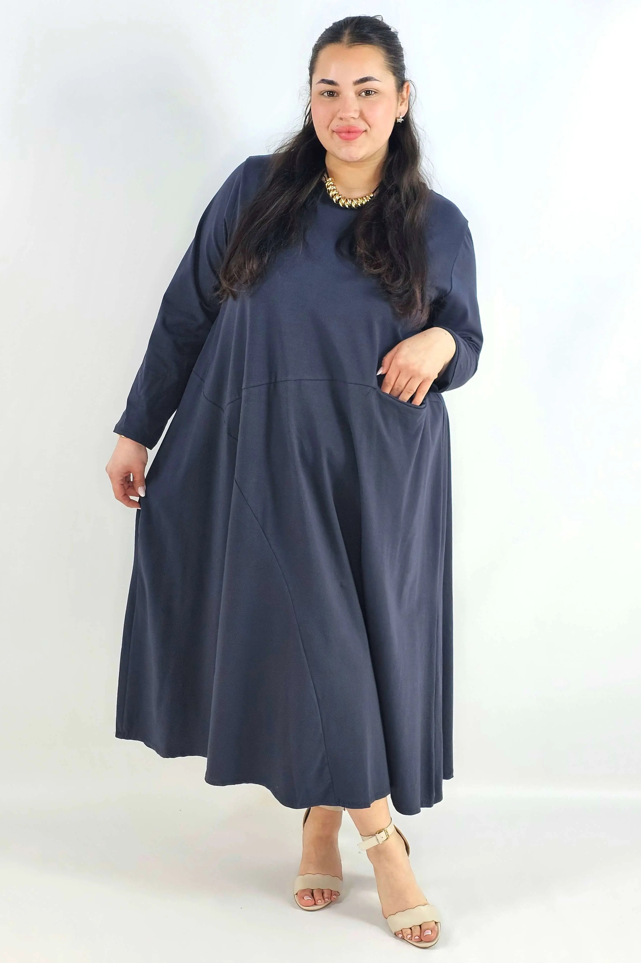 Sukienka plus size maxi z rękawem 3/4 i asymetrycznymi przeszyciami Stylowa XL