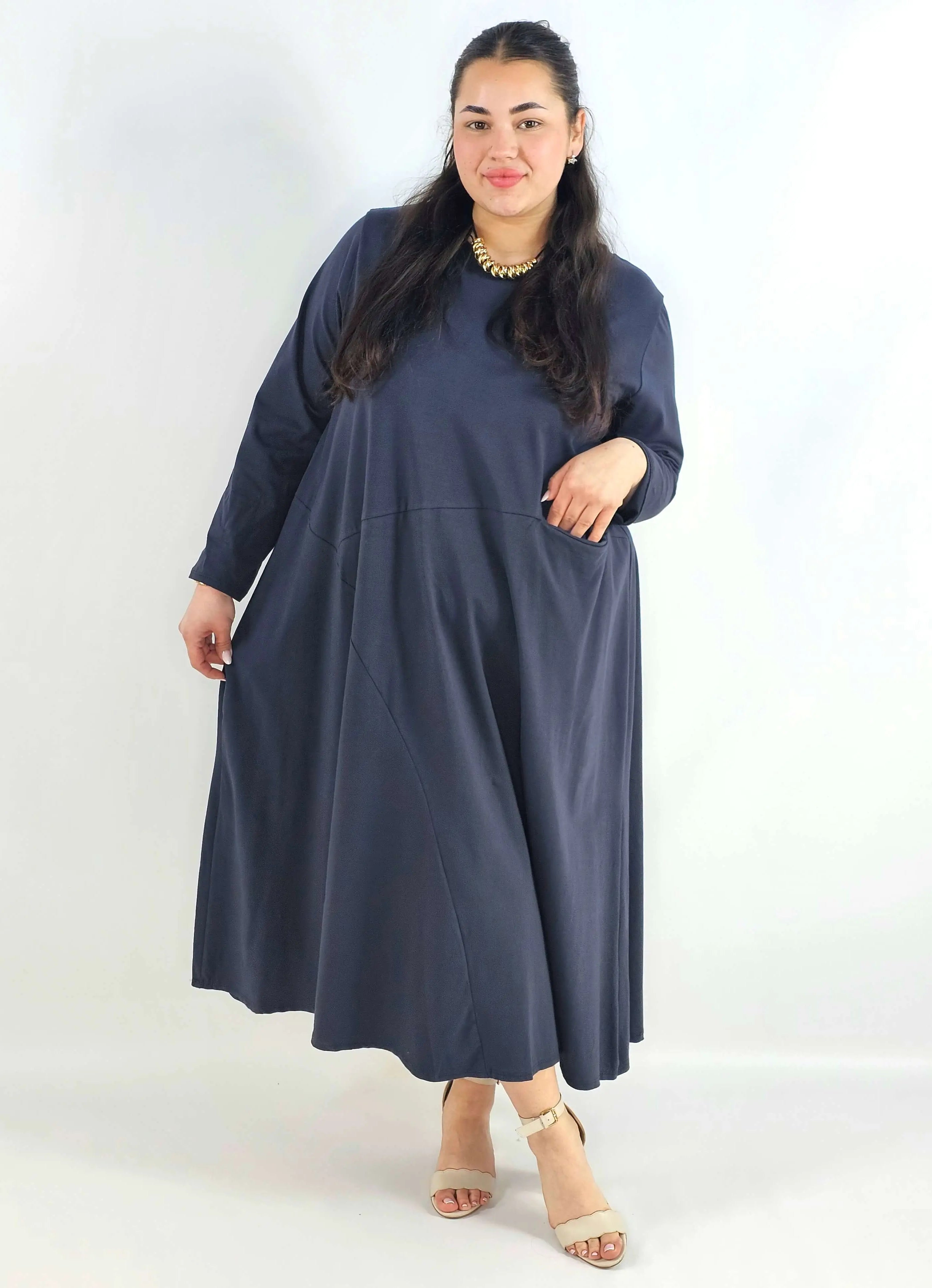 Sukienka plus size maxi z rękawem 3/4 i asymetrycznymi przeszyciami Stylowa XL