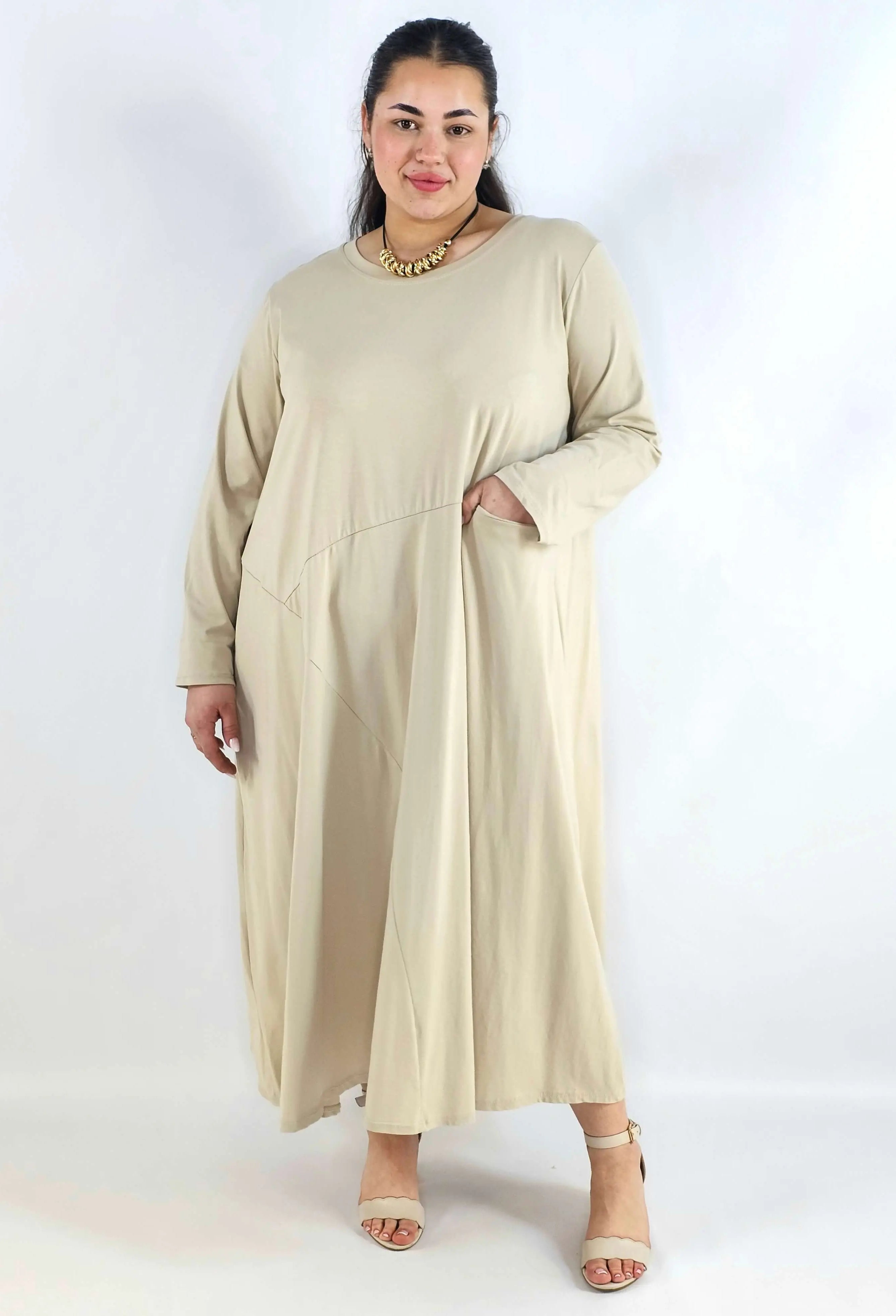 Sukienka plus size maxi z rękawem 3/4 i asymetrycznymi przeszyciami Stylowa XL
