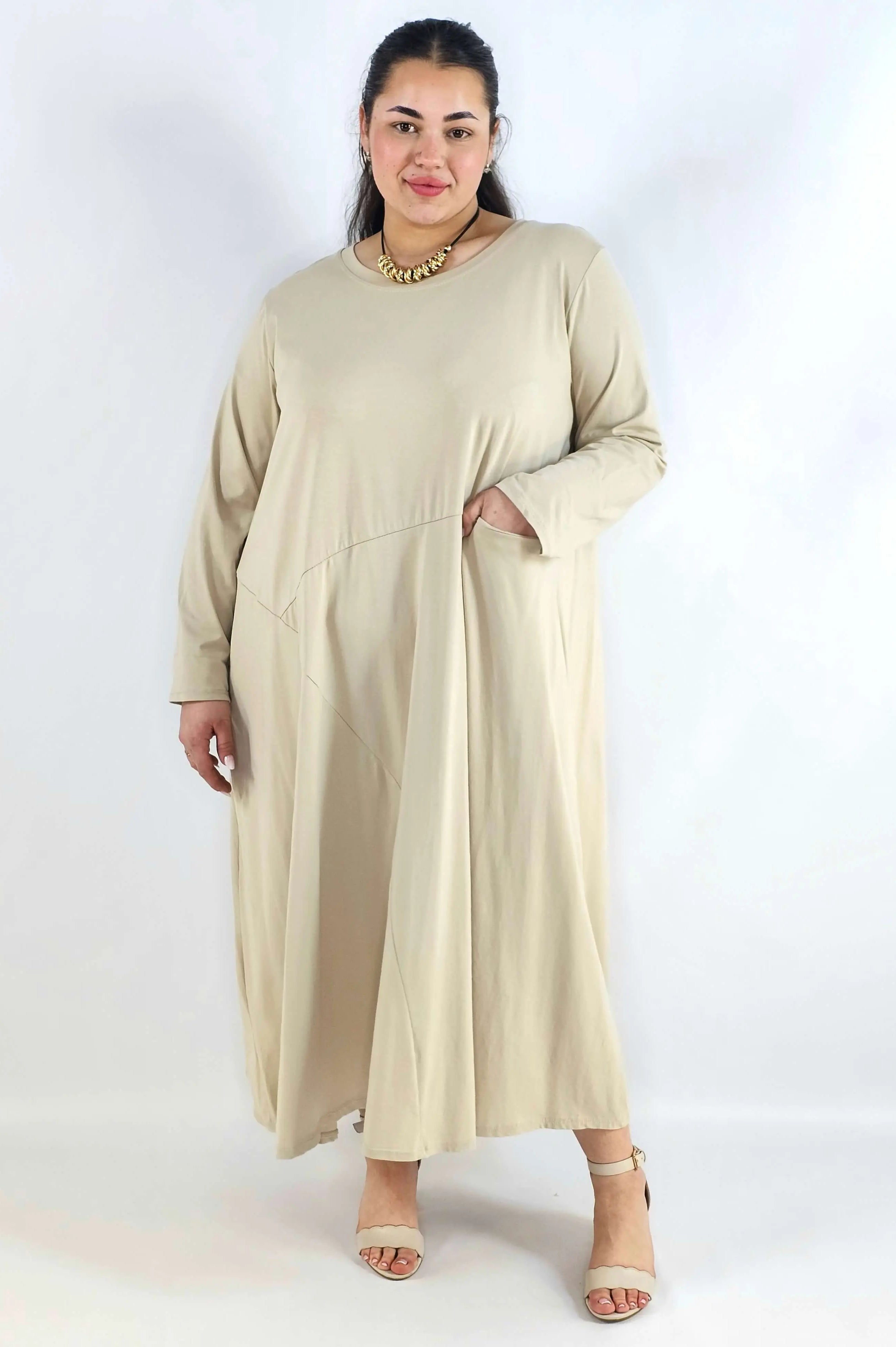 Sukienka plus size maxi z rękawem 3/4 i asymetrycznymi przeszyciami Stylowa XL