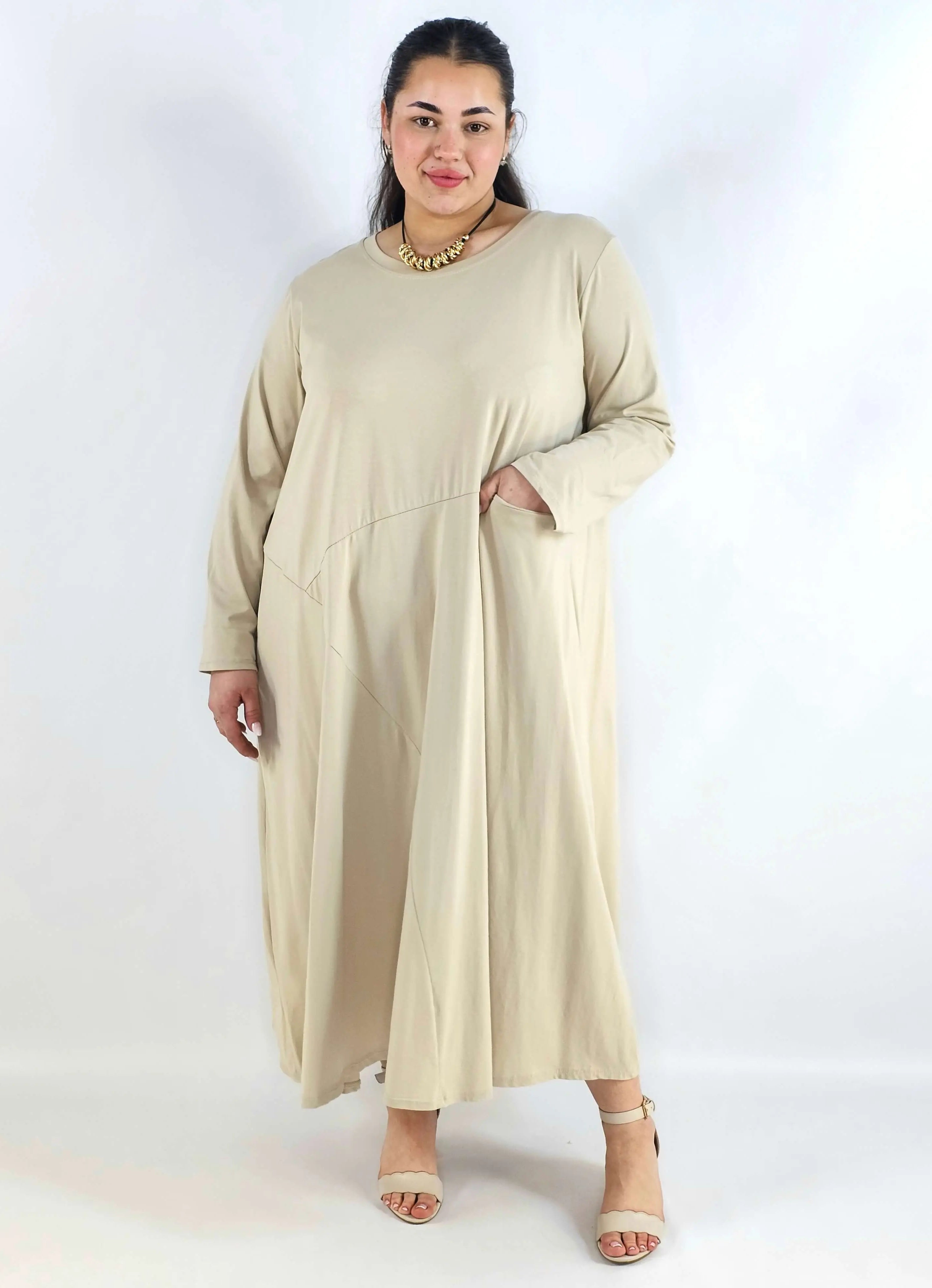 Sukienka plus size maxi z rękawem 3/4 i asymetrycznymi przeszyciami Stylowa XL