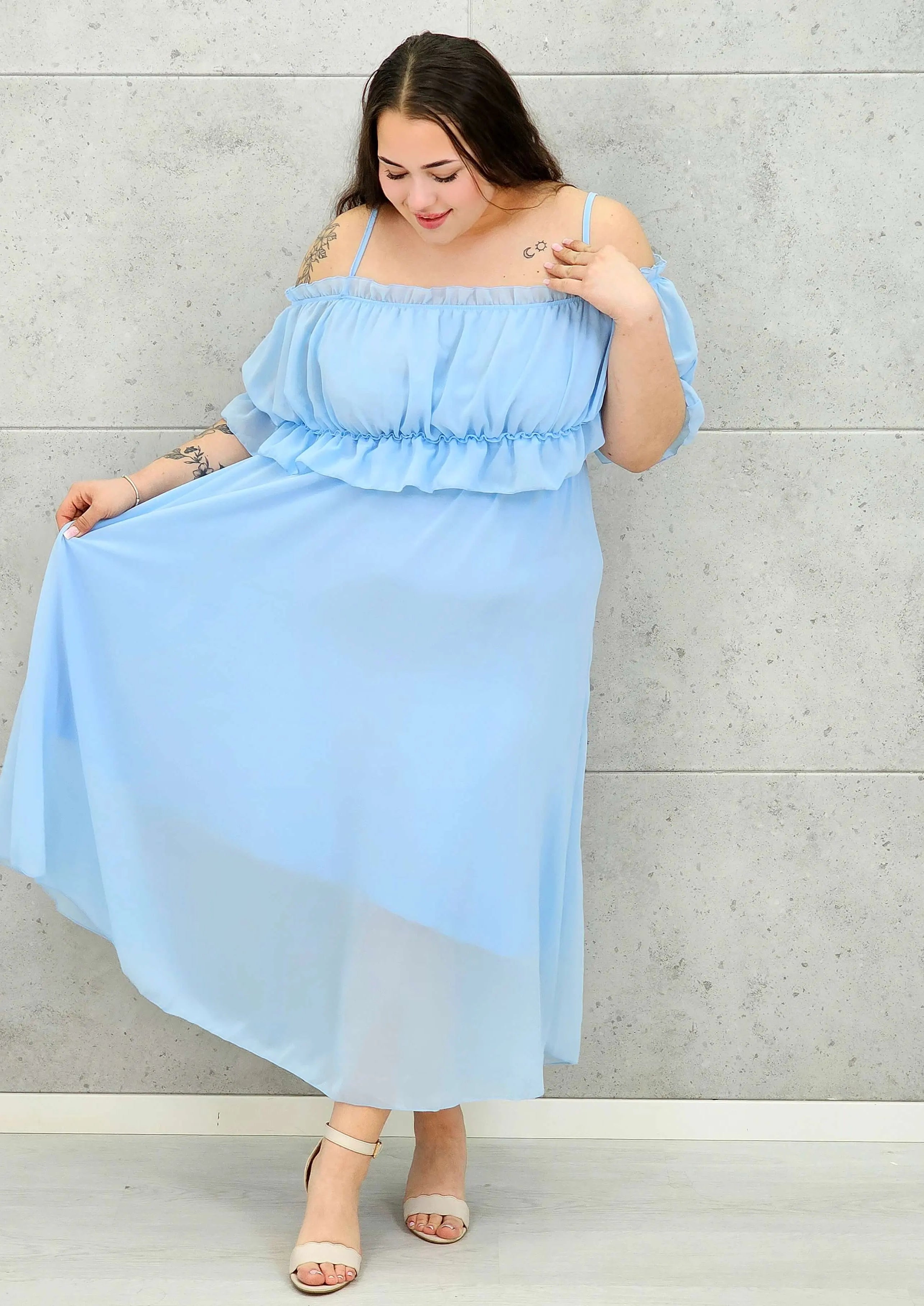 Sukienka plus size midi z falbaną i ramiączkami Stylowa XL