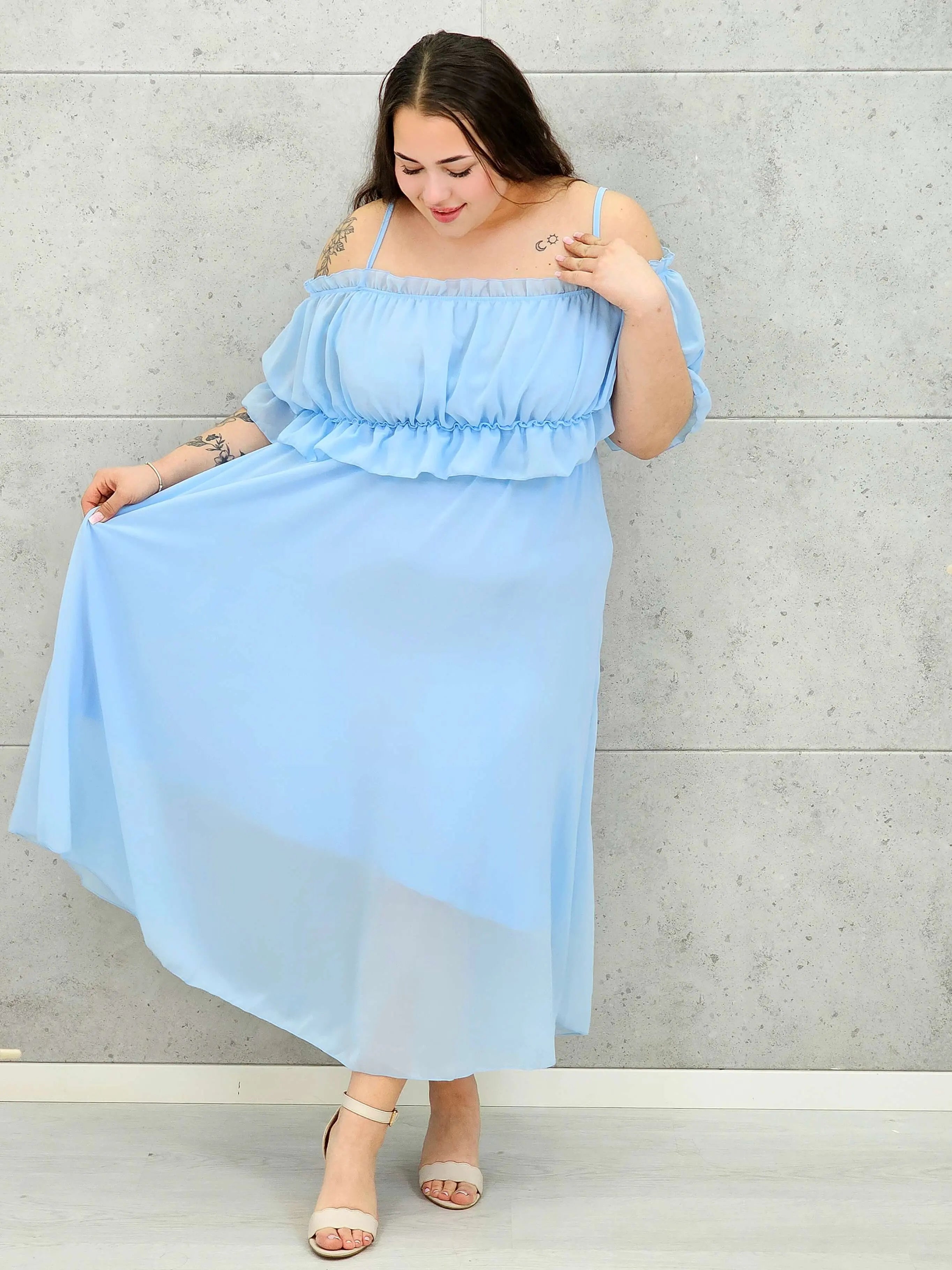 Sukienka plus size midi z falbaną i ramiączkami Stylowa XL
