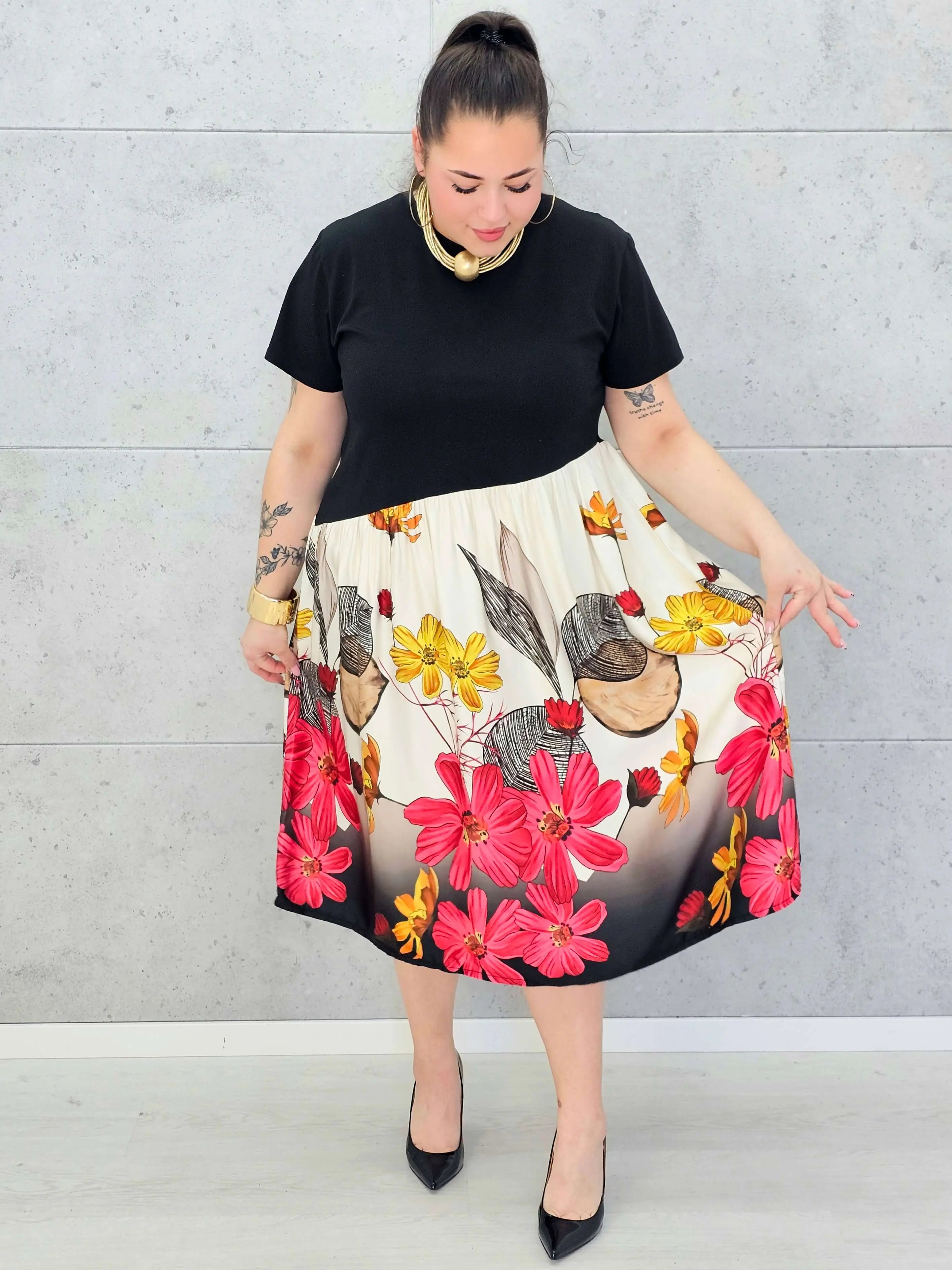 Sukienka plus size midi z kwiatowym dołem – elegancja dla kobiet XXL Stylowa XL