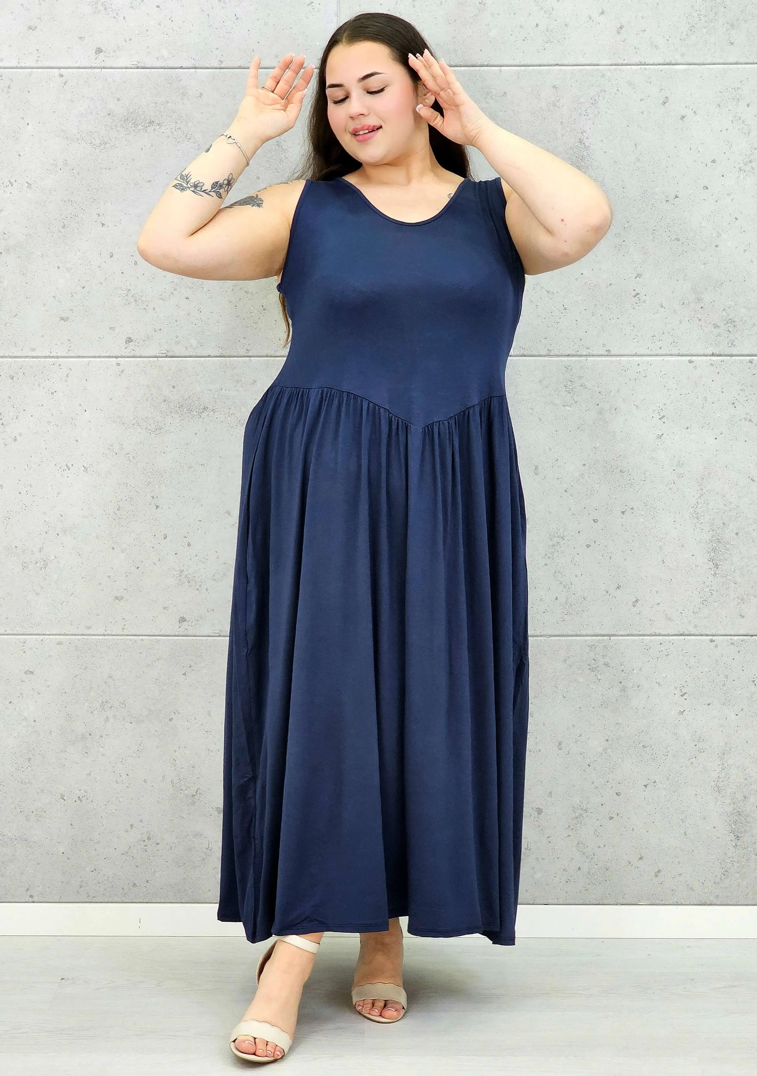 Sukienka plus size o kobiecym fasonie i swobodnym kroju Stylowa XL