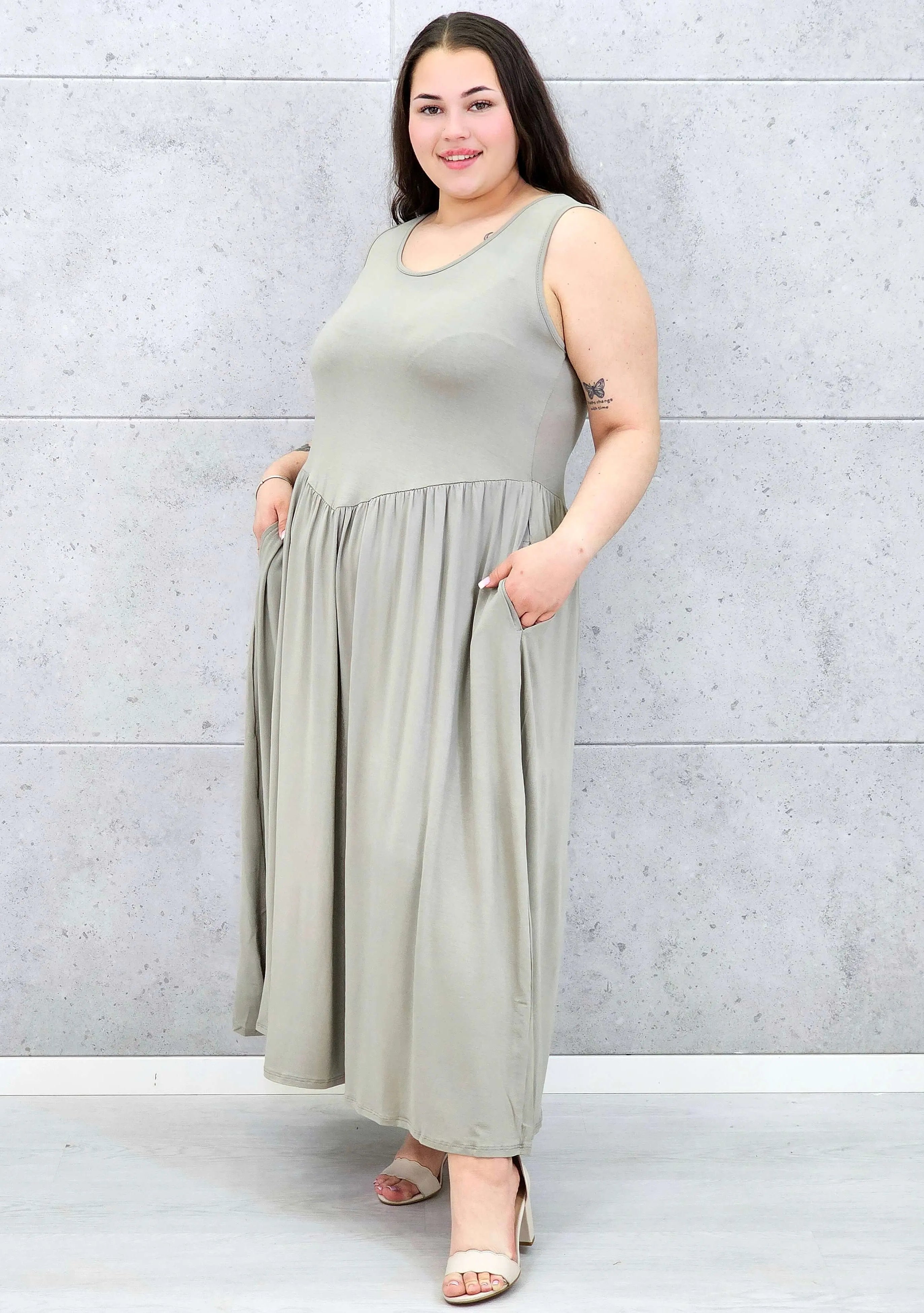 Sukienka plus size o kobiecym fasonie i swobodnym kroju Stylowa XL