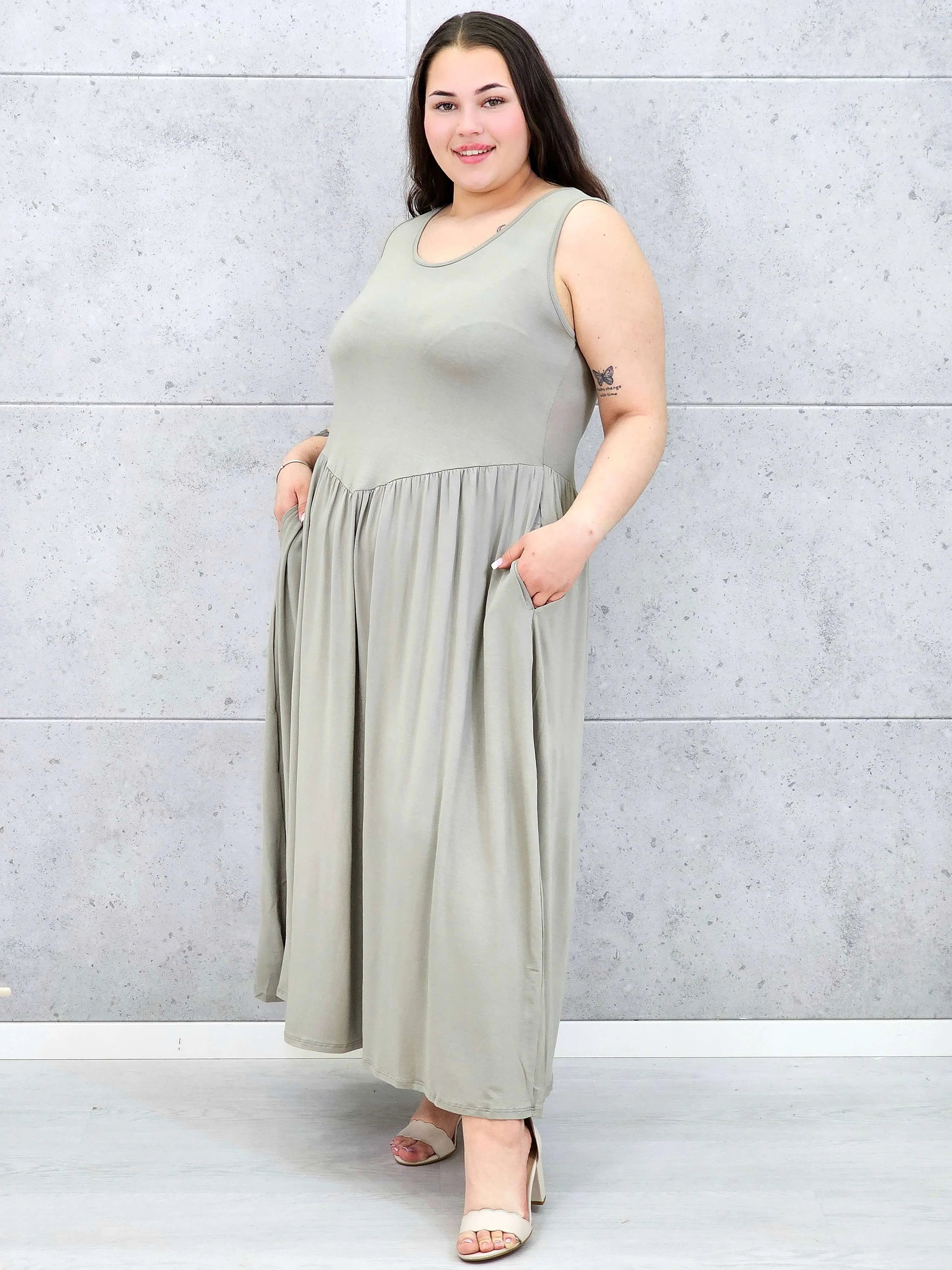 Sukienka plus size o kobiecym fasonie i swobodnym kroju Stylowa XL