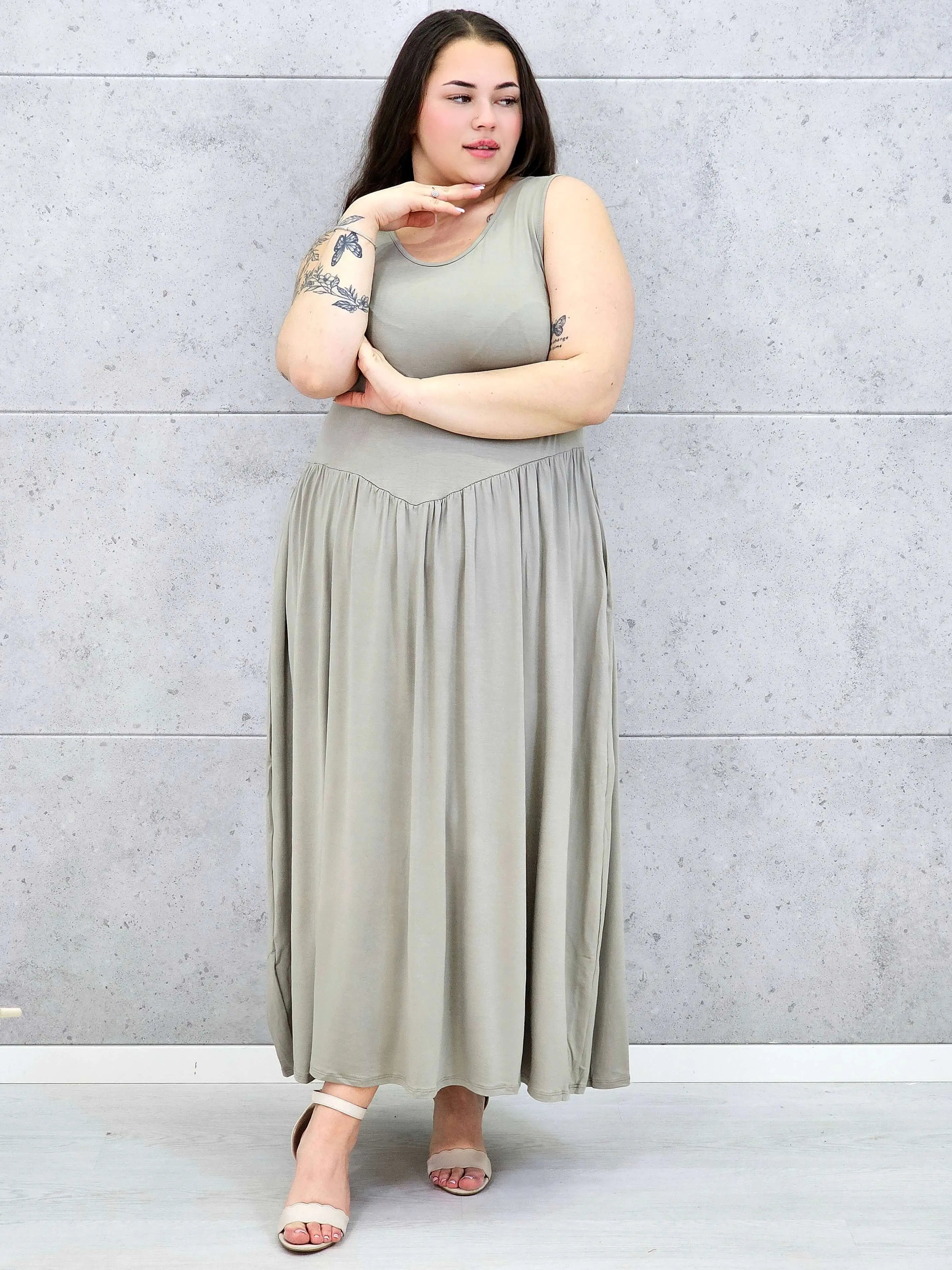 Sukienka plus size o kobiecym fasonie i swobodnym kroju Stylowa XL