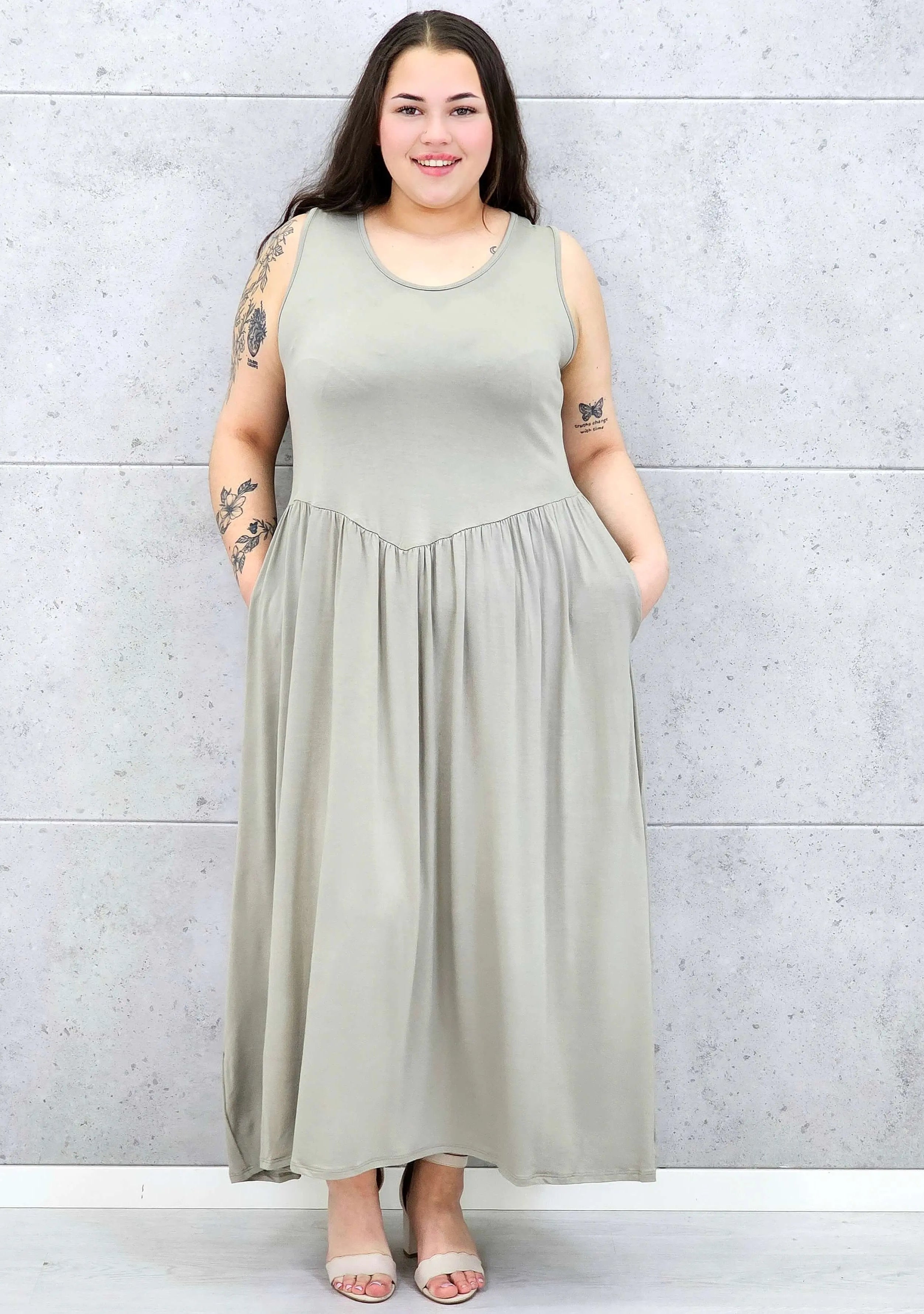 Sukienka plus size o kobiecym fasonie i swobodnym kroju Stylowa XL