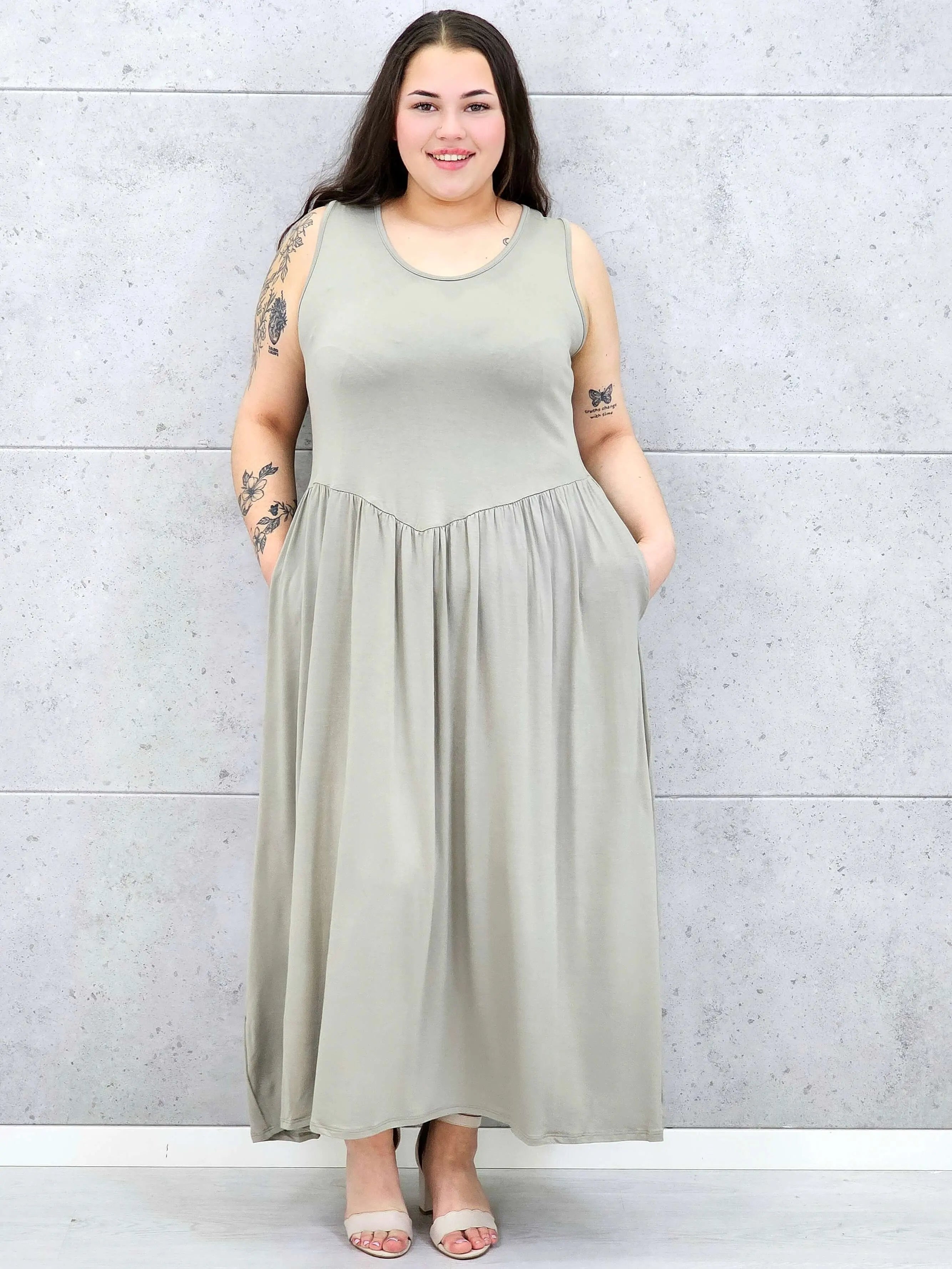 Sukienka plus size o kobiecym fasonie i swobodnym kroju Stylowa XL