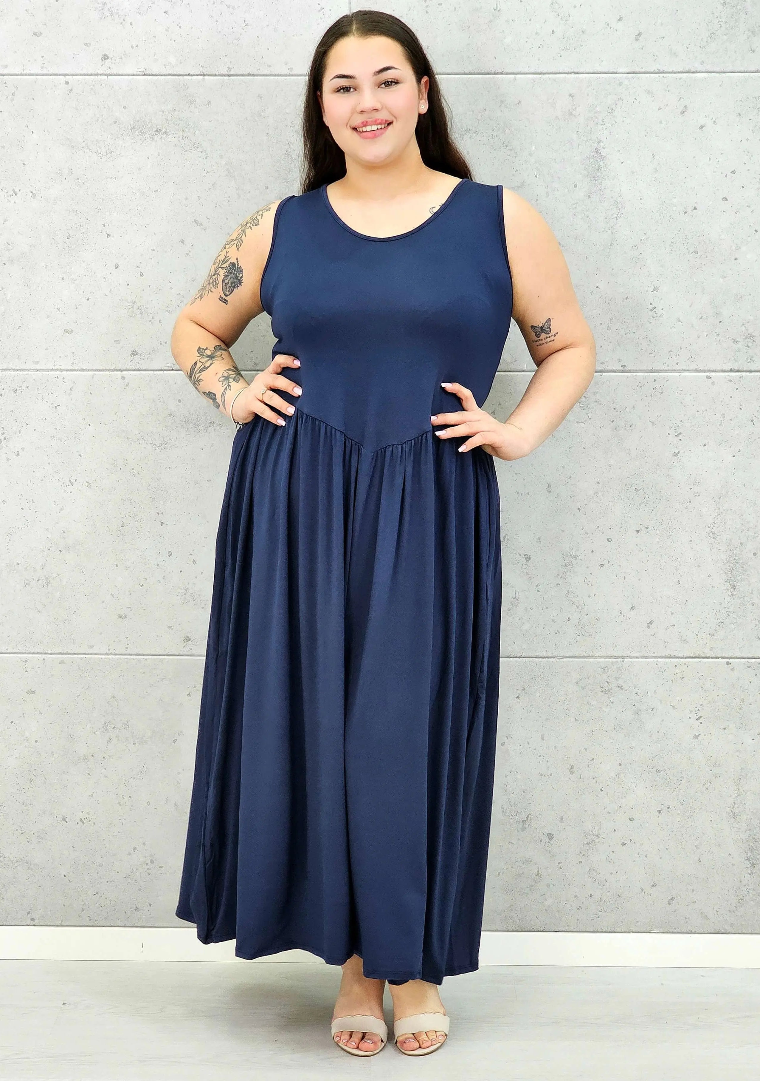 Sukienka plus size o kobiecym fasonie i swobodnym kroju Stylowa XL