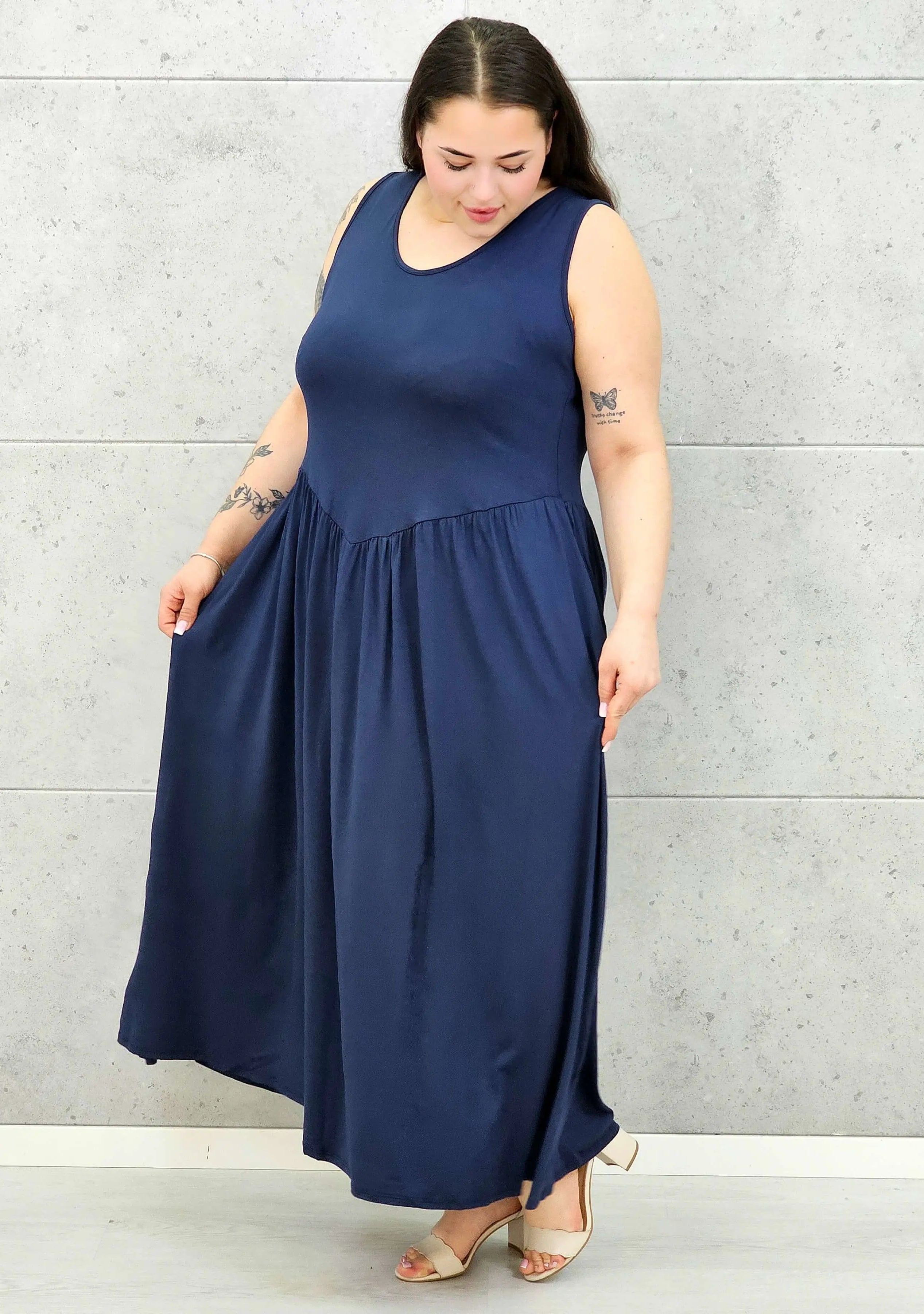 Sukienka plus size o kobiecym fasonie i swobodnym kroju Stylowa XL