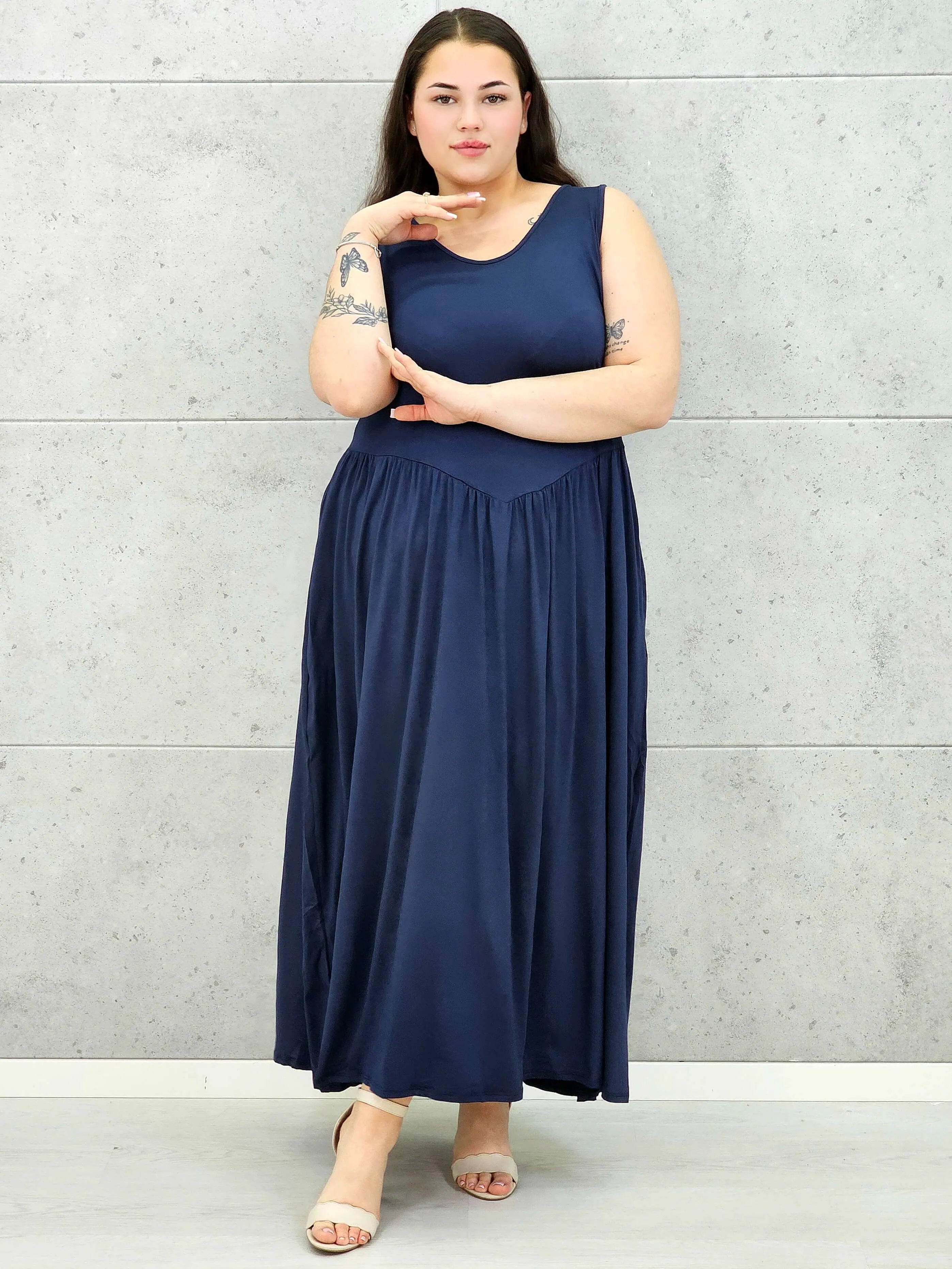 Sukienka plus size o kobiecym fasonie i swobodnym kroju Stylowa XL