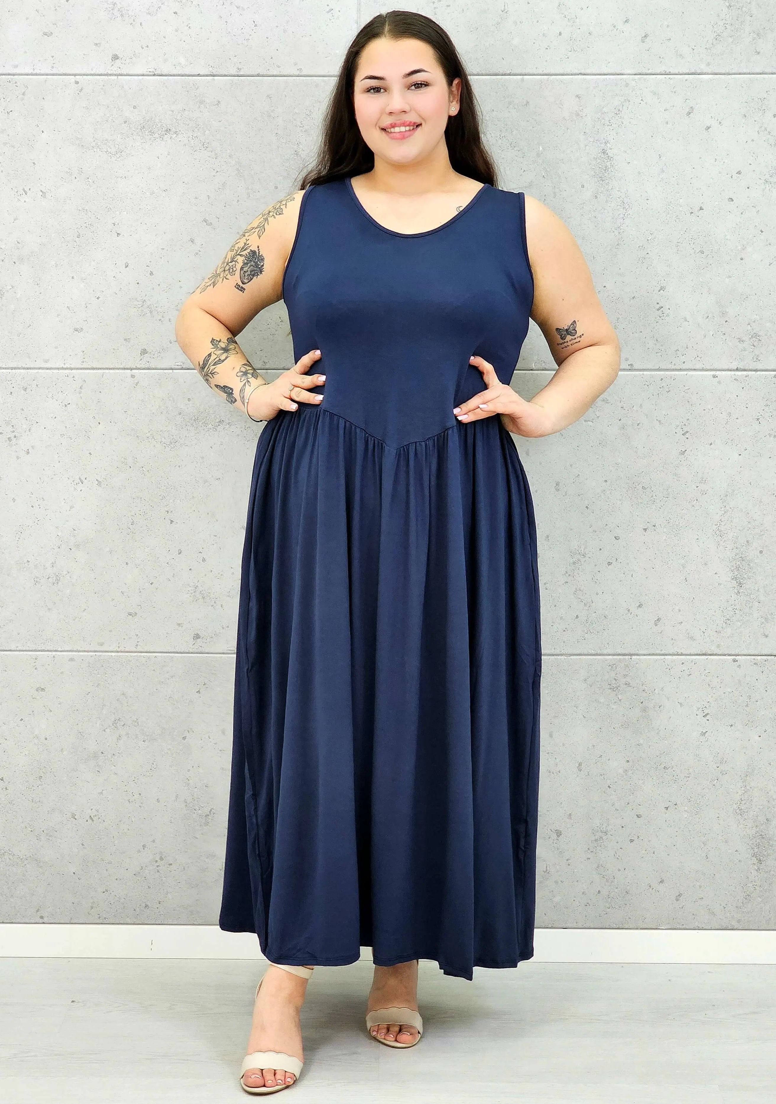 Sukienka plus size o kobiecym fasonie i swobodnym kroju Stylowa XL