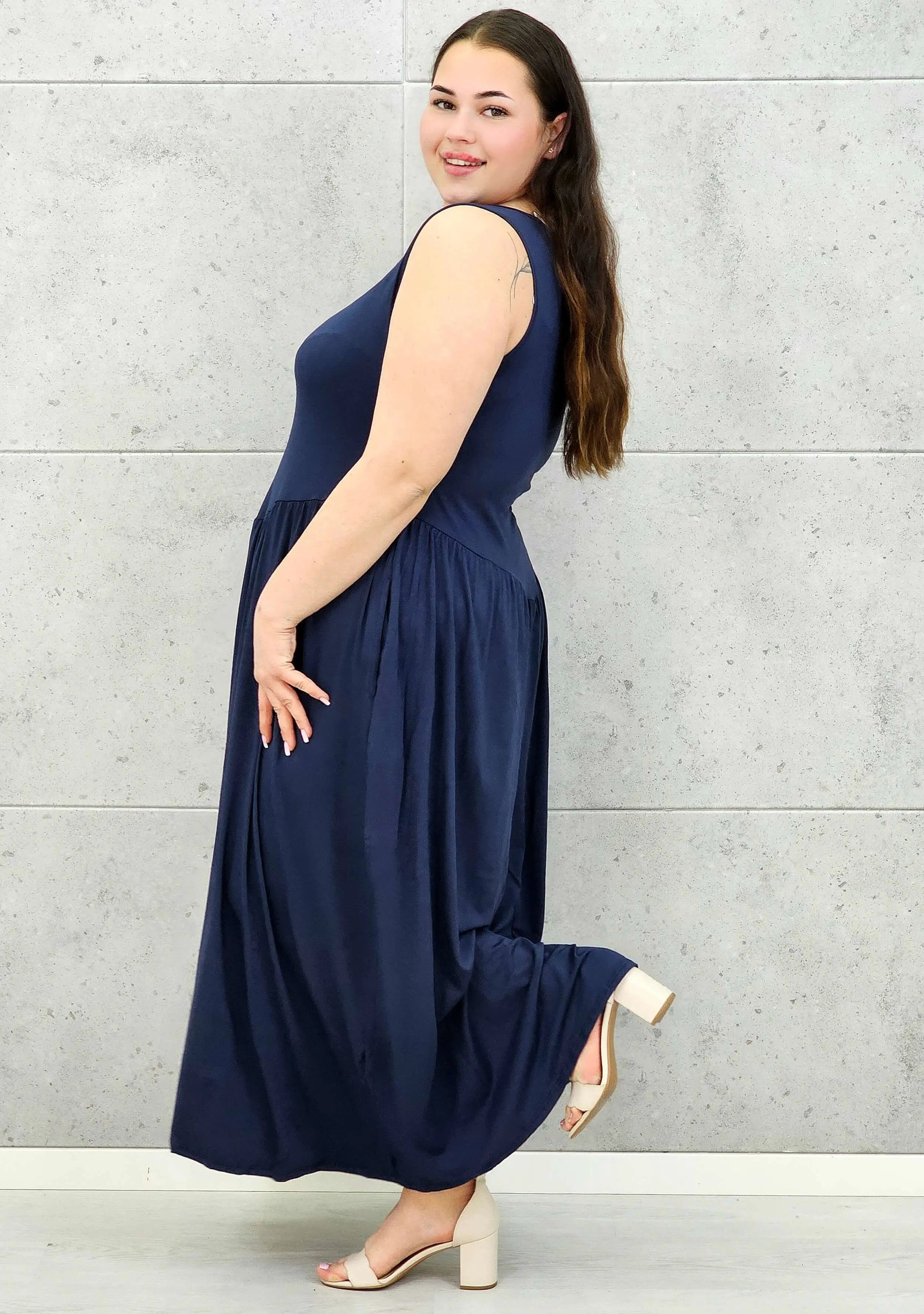 Sukienka plus size o kobiecym fasonie i swobodnym kroju Stylowa XL