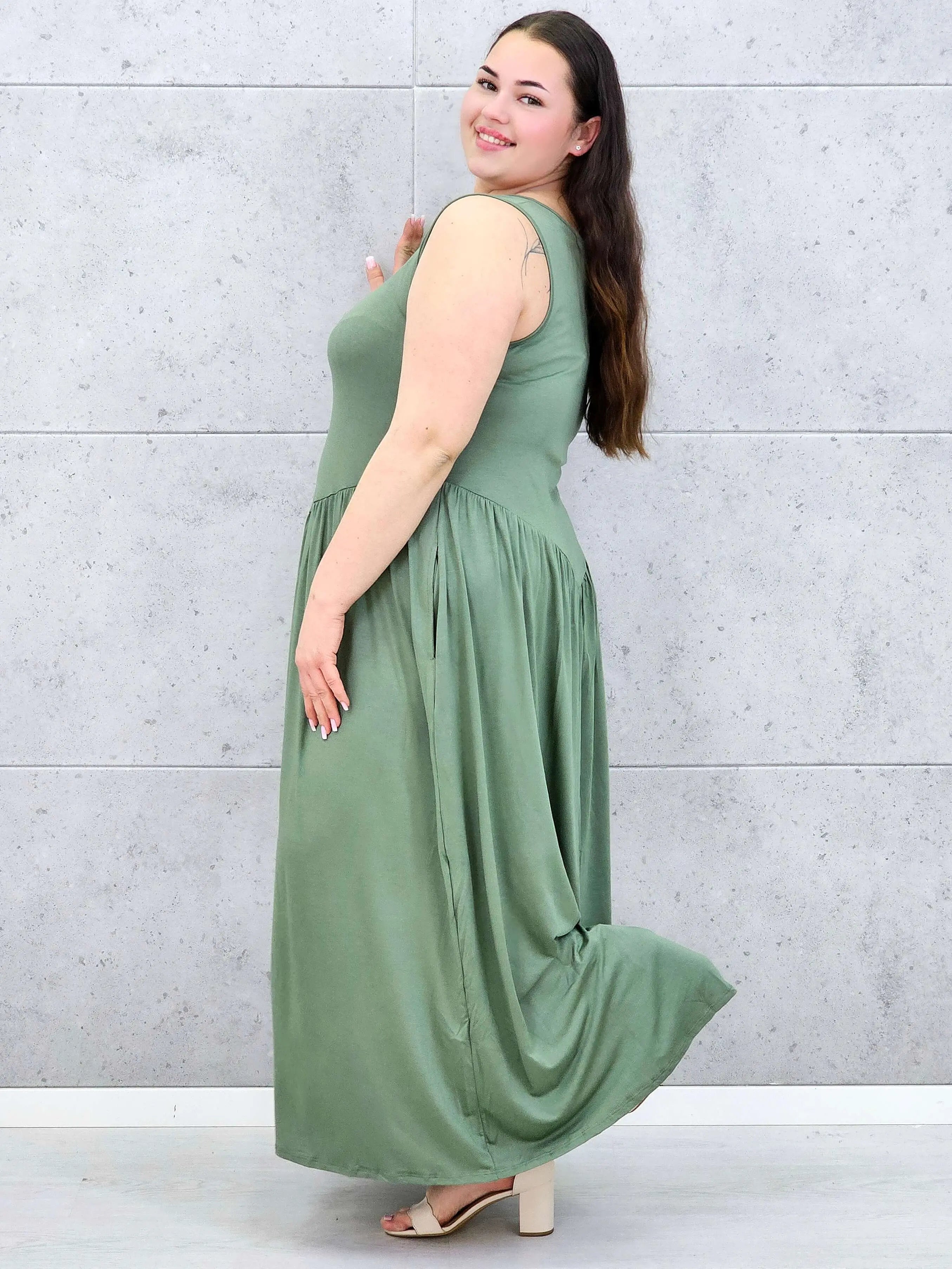 Sukienka plus size o kobiecym fasonie i swobodnym kroju Stylowa XL