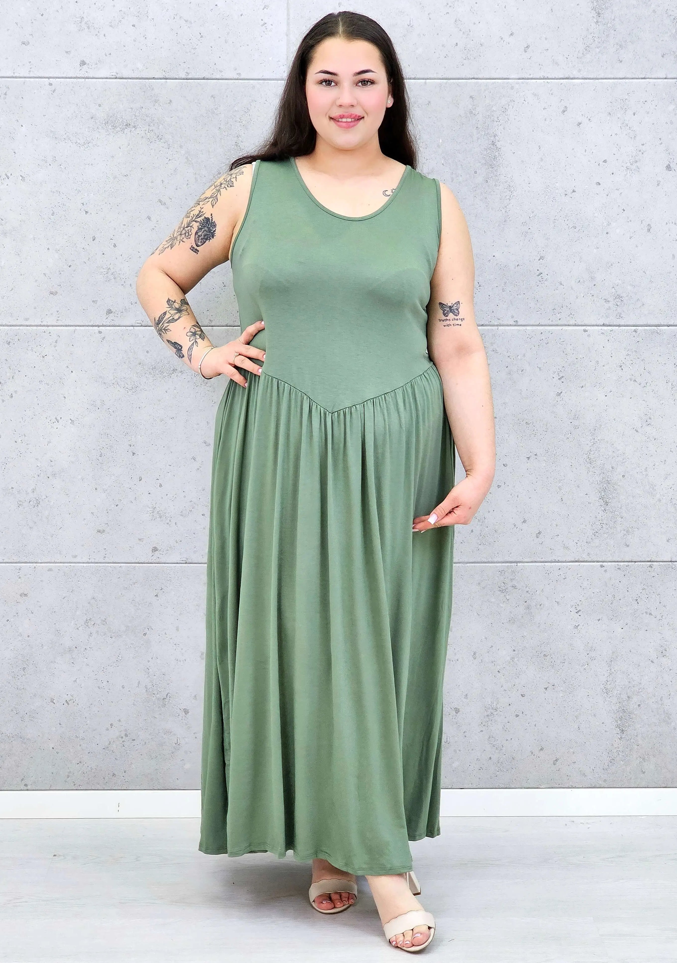Sukienka plus size o kobiecym fasonie i swobodnym kroju Stylowa XL