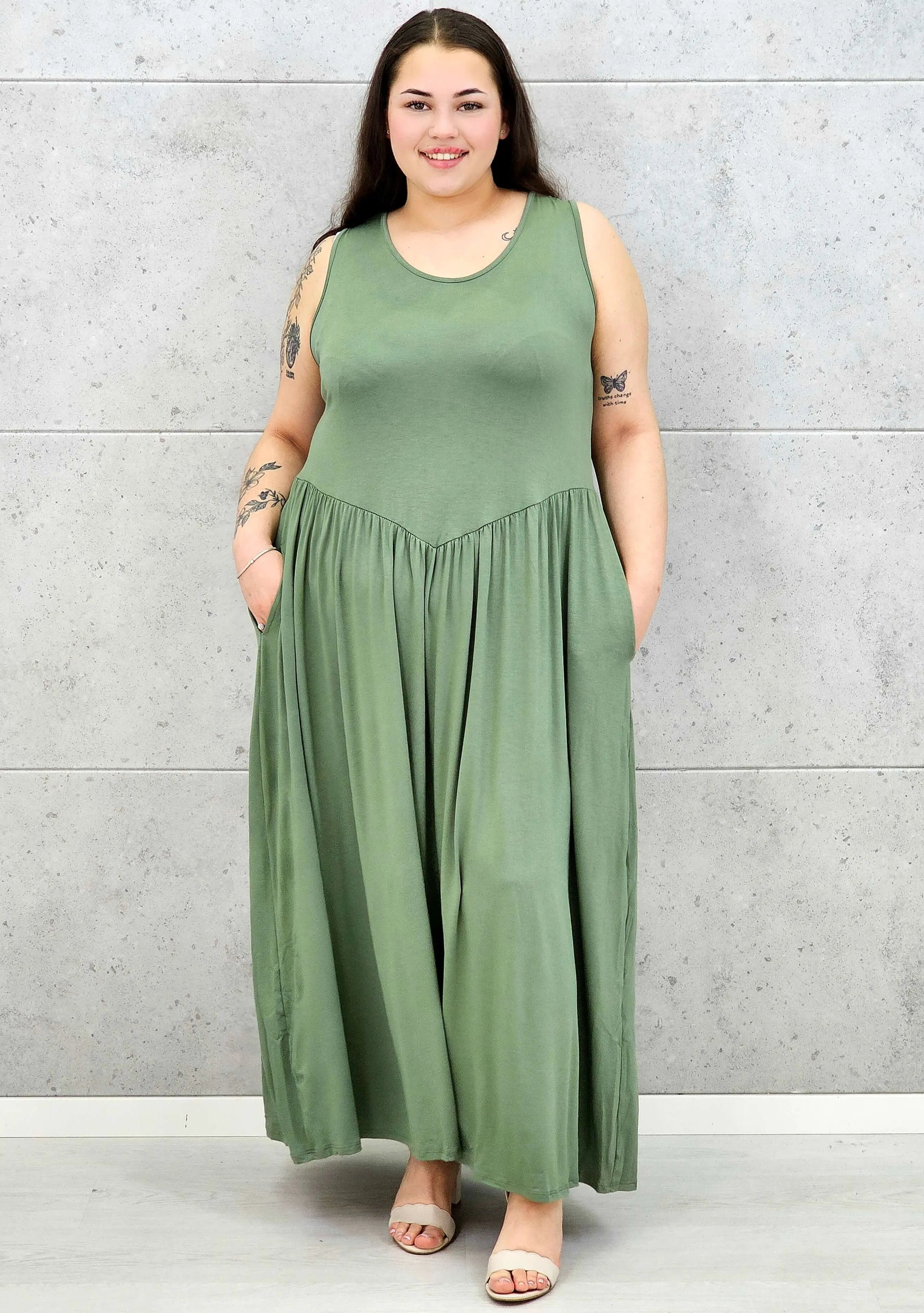 Sukienka plus size o kobiecym fasonie i swobodnym kroju Stylowa XL