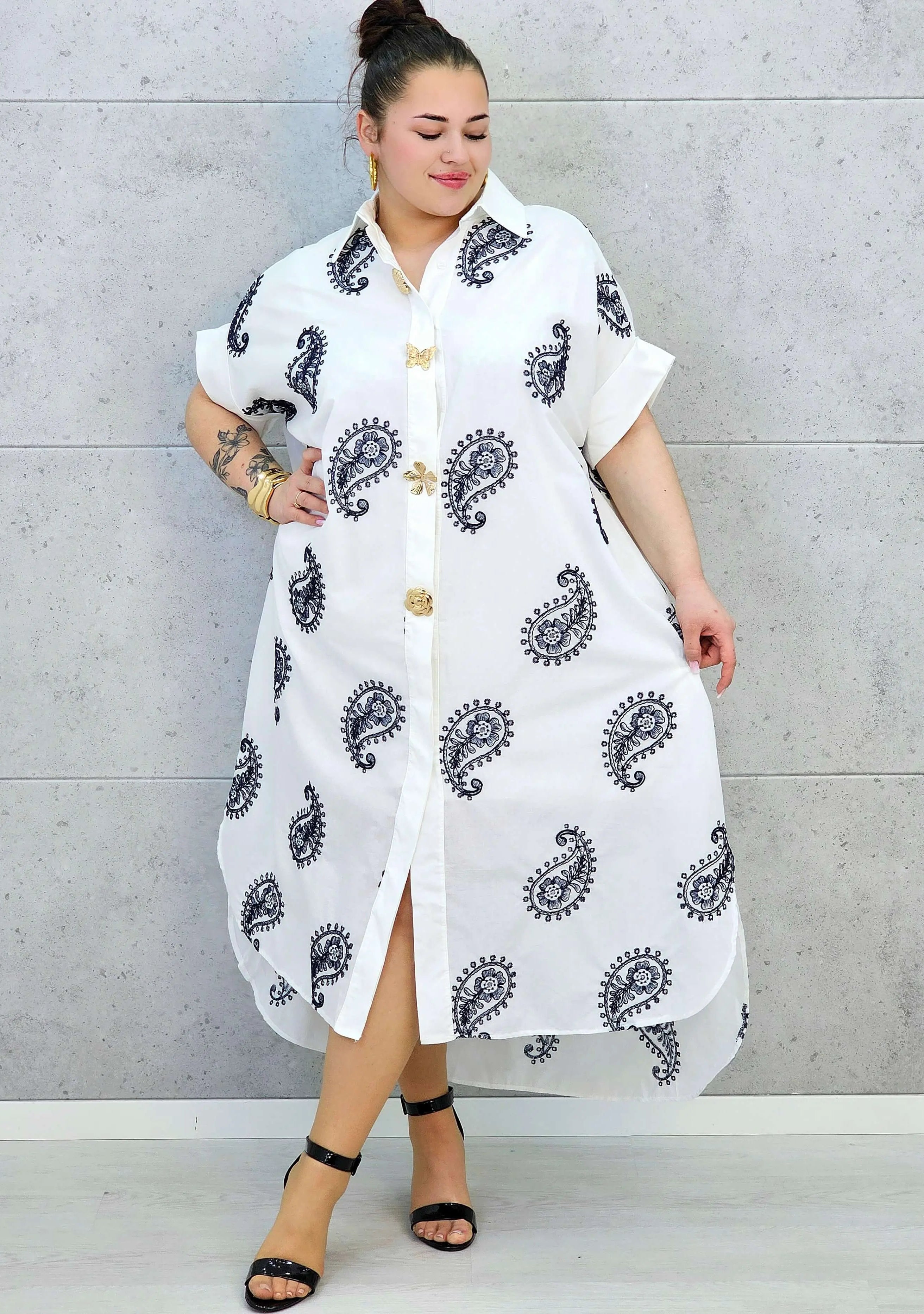 Sukienka plus size o luźnym kroju z dekoltem w literę V i paskiem w talii Stylowa XL