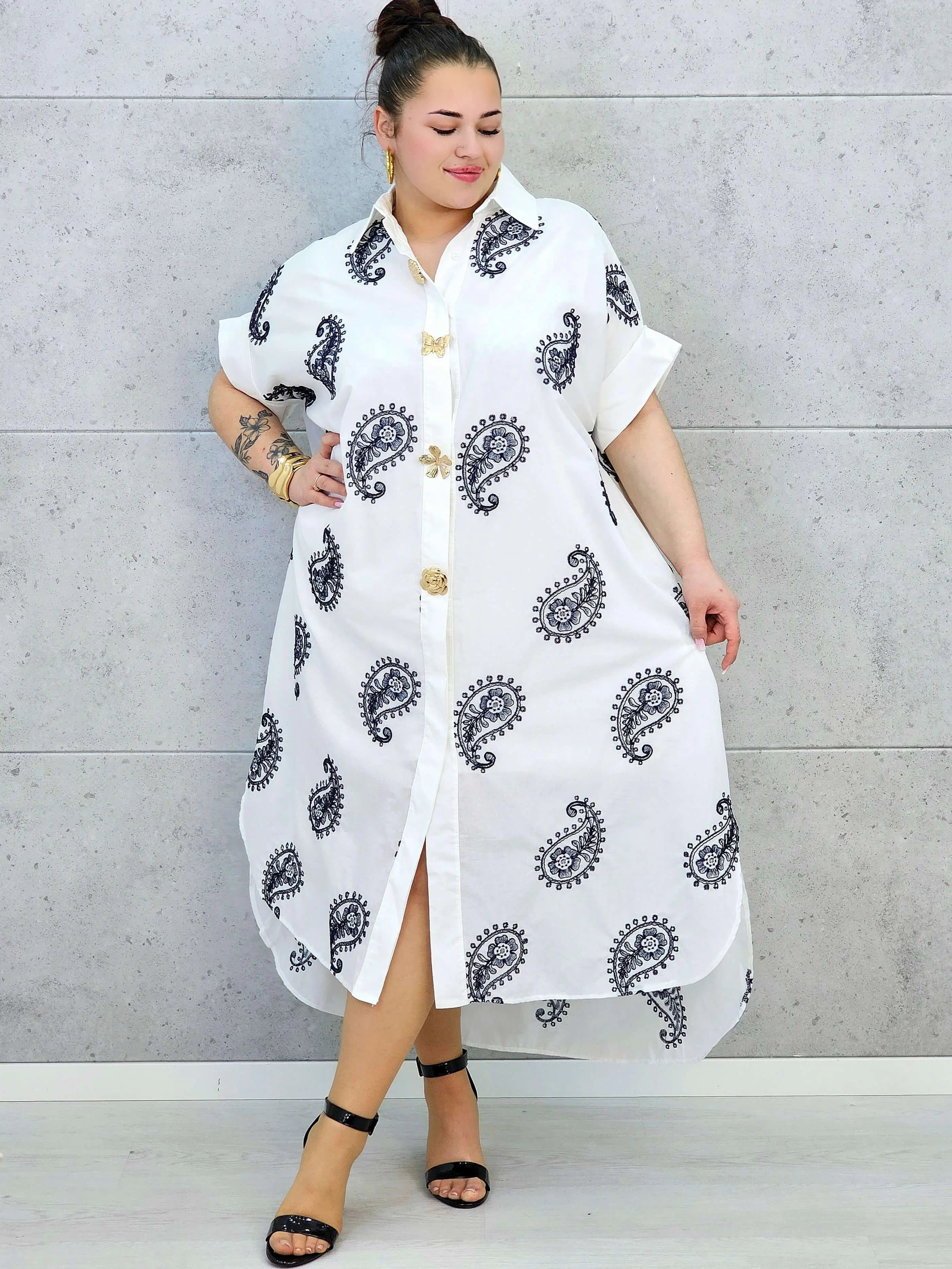 Sukienka plus size o luźnym kroju z dekoltem w literę V i paskiem w talii Stylowa XL